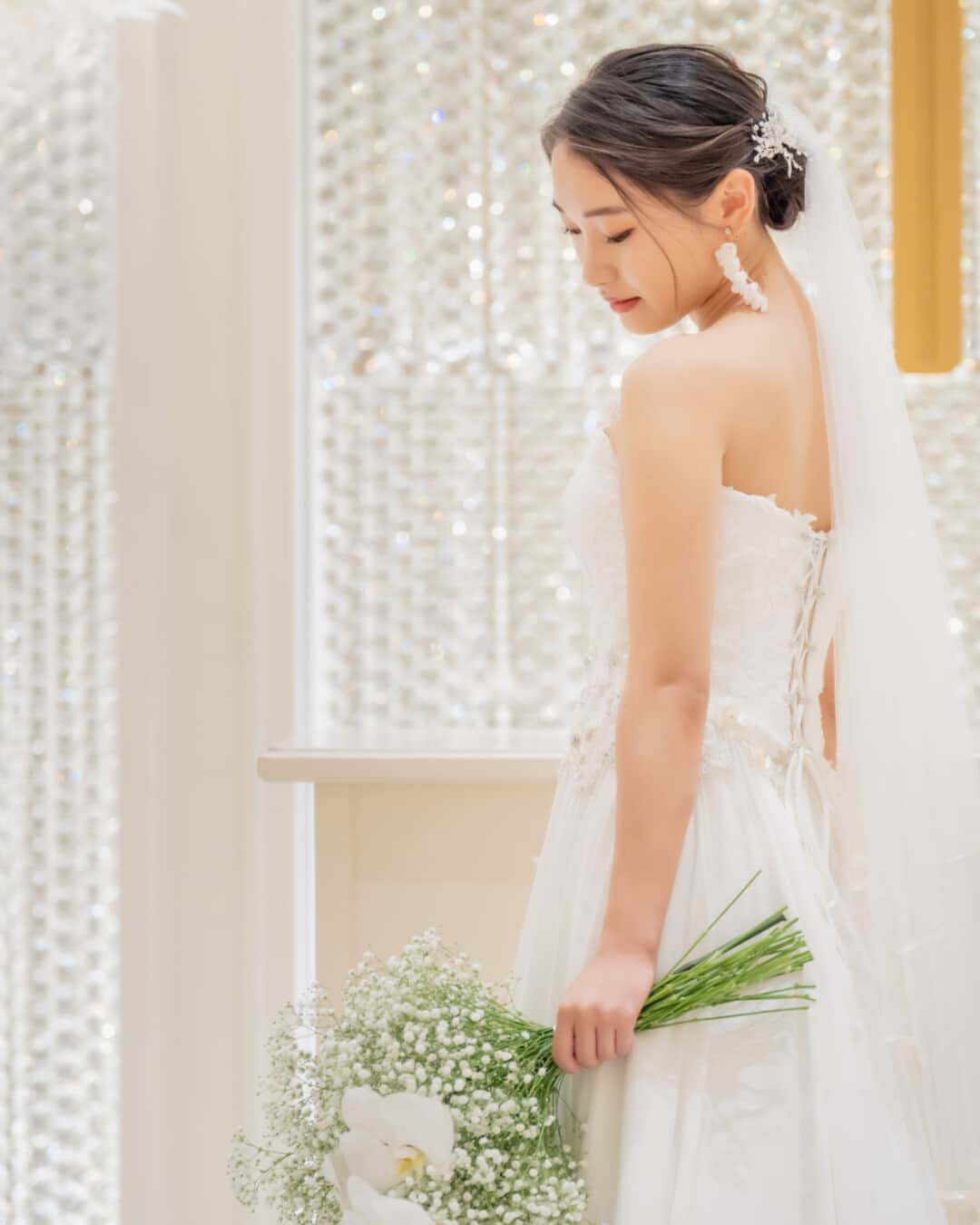 アーカンジェル迎賓館 宇都宮のインスタグラム：「美しいシルエットが女性らしさを引き出すドレス。トレンド感と遊び心のあるデザインで、洗練された花嫁を演出します。  #tg花嫁 #アーカンジェル迎賓館宇都宮 #アーカンジェル迎賓館  #結婚式場 #wedding #ウェディング #ハウスウェディング」