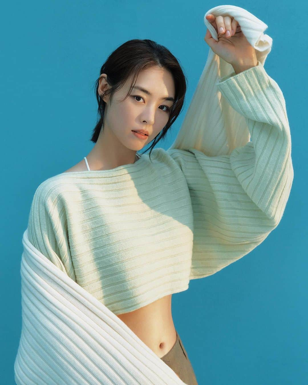 イ・ヨニのインスタグラム：「지속가능 브랜드 ‘르캐시미어’(LE CASHMERE)와 함께 하게 되었어요~. 🥰 #LECASHMERE」