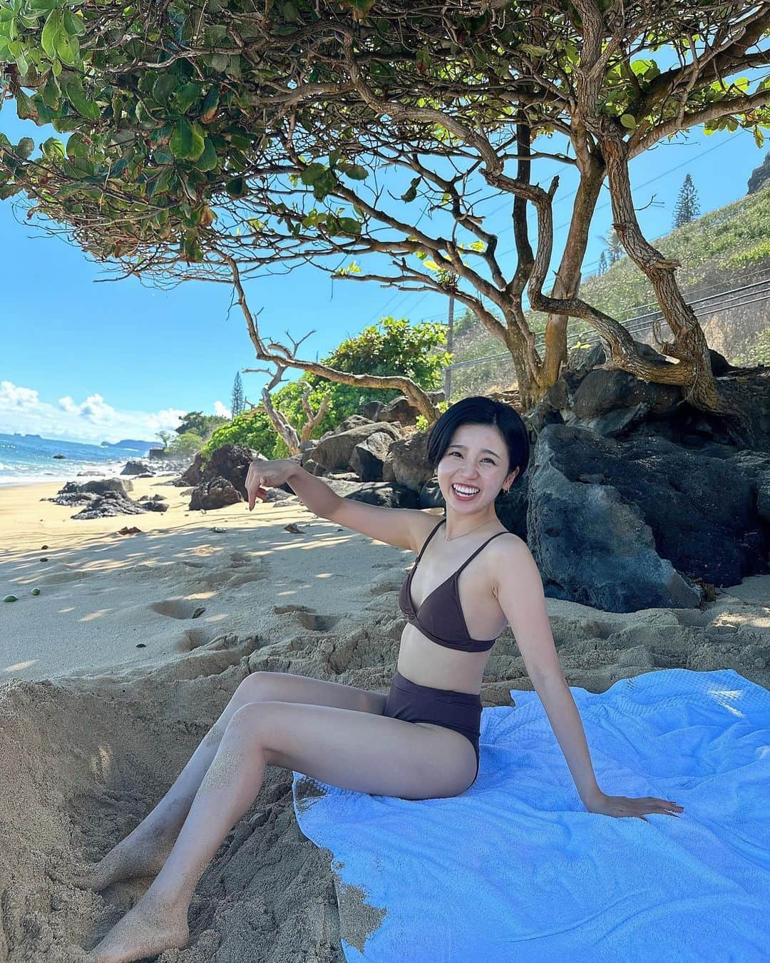 小池美由さんのインスタグラム写真 - (小池美由Instagram)「ビーチでごろごろ🏖️  海慣れしてなさすぎて 入るとき少しこわい😇  波避けのため丹念に主人が作った土手  こだわりを持って作ってました😂  どこでも映えるビーチをもってしてもこれは映えない  これ映えてる？って聞いてる様子です。  #3枚目オフショット  新しいパンクヘアの形  毛量すごいです。  本来はビーチで転びそうになり耐えてる様子です。  #hawaii #ハワイ旅行  #beach #水着  #ootd #fashion  #低身長コーデ」11月1日 15時09分 - kkkkkoike