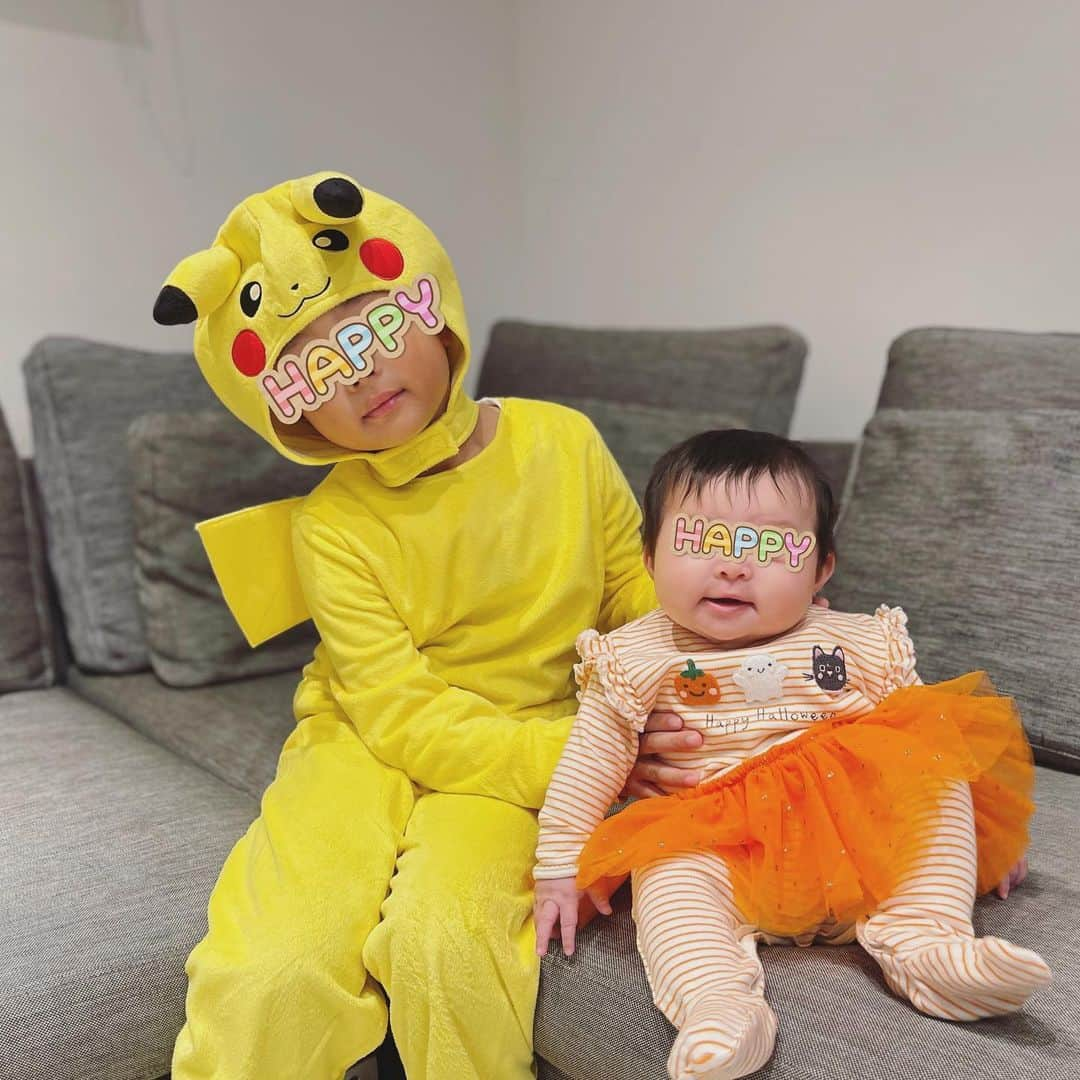 本田朋子のインスタグラム：「Happy Halloween♡ ピカチュウとパンプキンちゃんとルイージ、そしてホットドッグ😍🥰😚🫣  #ハロウィン #ハロウィンコスプレ  #子供のコスプレ #可愛いが渋滞 #出落ち感強めのホットドッグ #来年どなたかにお譲りします笑」