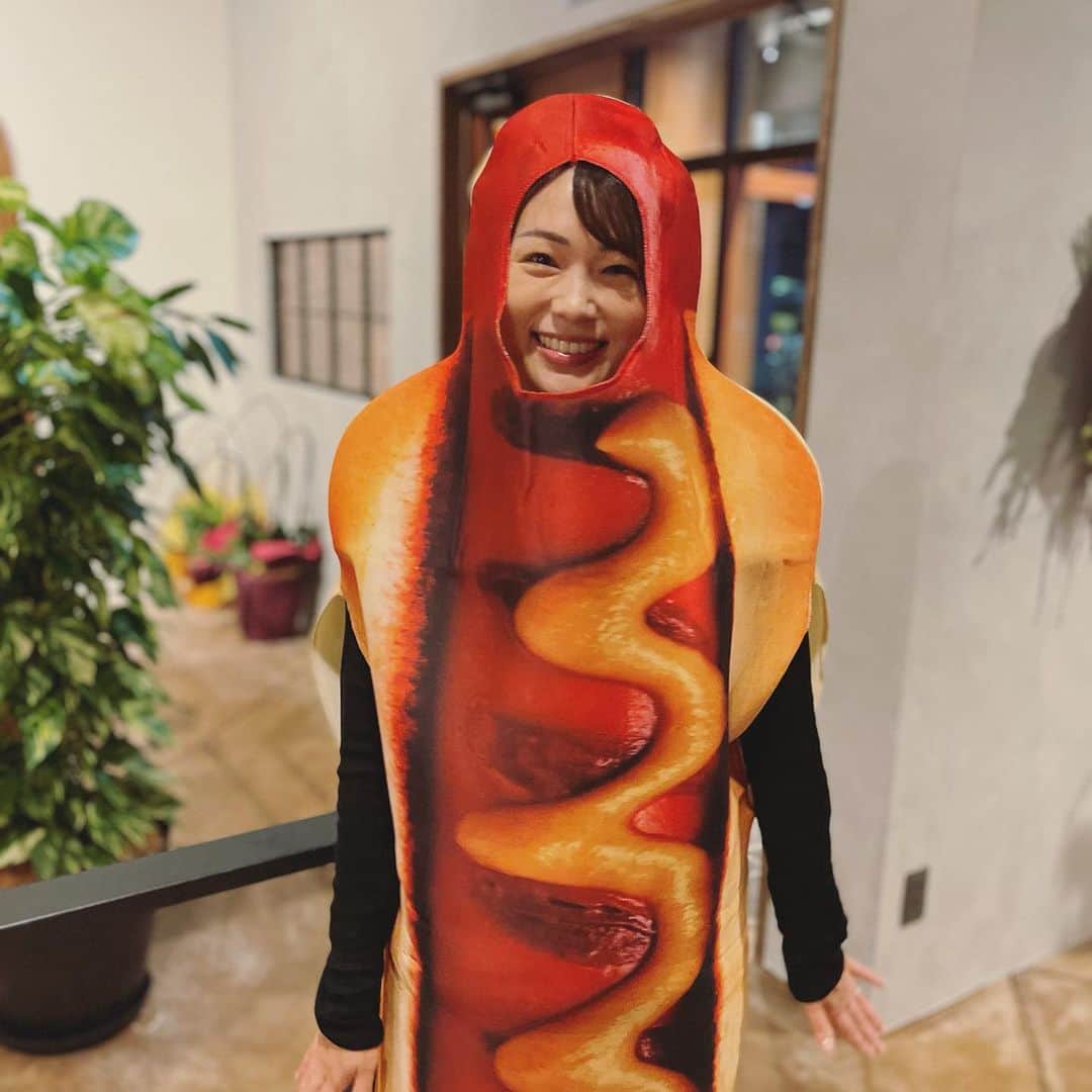 本田朋子さんのインスタグラム写真 - (本田朋子Instagram)「Happy Halloween♡ ピカチュウとパンプキンちゃんとルイージ、そしてホットドッグ😍🥰😚🫣  #ハロウィン #ハロウィンコスプレ  #子供のコスプレ #可愛いが渋滞 #出落ち感強めのホットドッグ #来年どなたかにお譲りします笑」11月1日 15時10分 - tomoko_honda_official_phonics