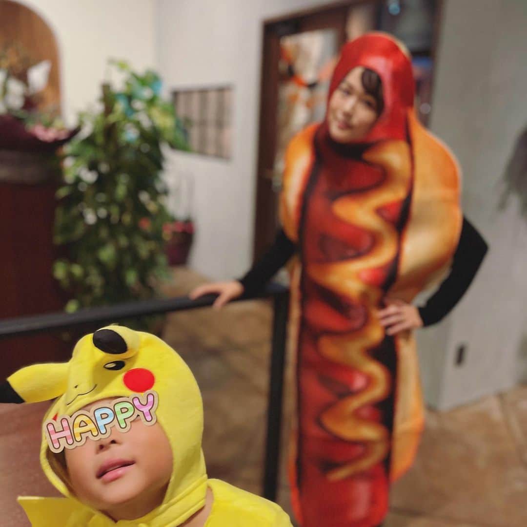本田朋子さんのインスタグラム写真 - (本田朋子Instagram)「Happy Halloween♡ ピカチュウとパンプキンちゃんとルイージ、そしてホットドッグ😍🥰😚🫣  #ハロウィン #ハロウィンコスプレ  #子供のコスプレ #可愛いが渋滞 #出落ち感強めのホットドッグ #来年どなたかにお譲りします笑」11月1日 15時10分 - tomoko_honda_official_phonics