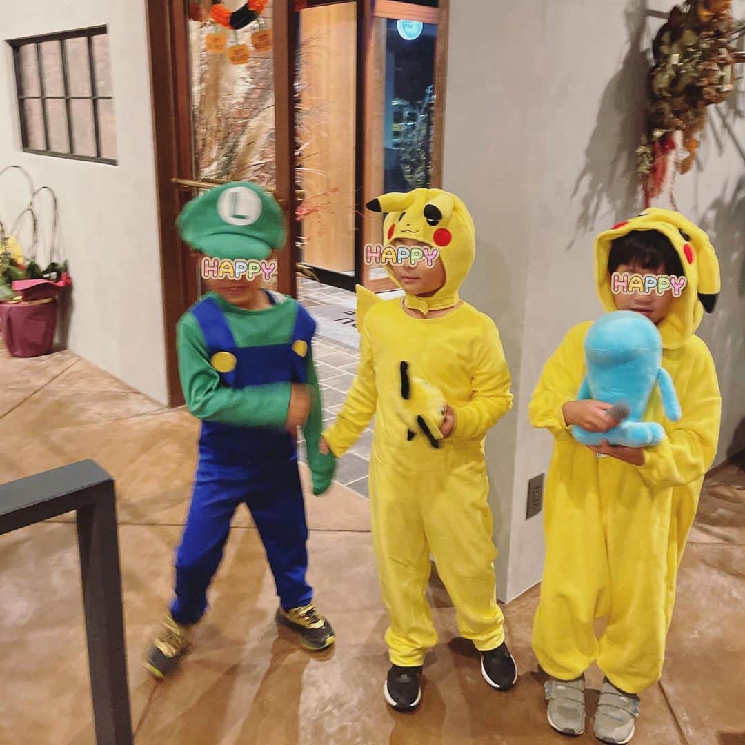本田朋子さんのインスタグラム写真 - (本田朋子Instagram)「Happy Halloween♡ ピカチュウとパンプキンちゃんとルイージ、そしてホットドッグ😍🥰😚🫣  #ハロウィン #ハロウィンコスプレ  #子供のコスプレ #可愛いが渋滞 #出落ち感強めのホットドッグ #来年どなたかにお譲りします笑」11月1日 15時10分 - tomoko_honda_official_phonics