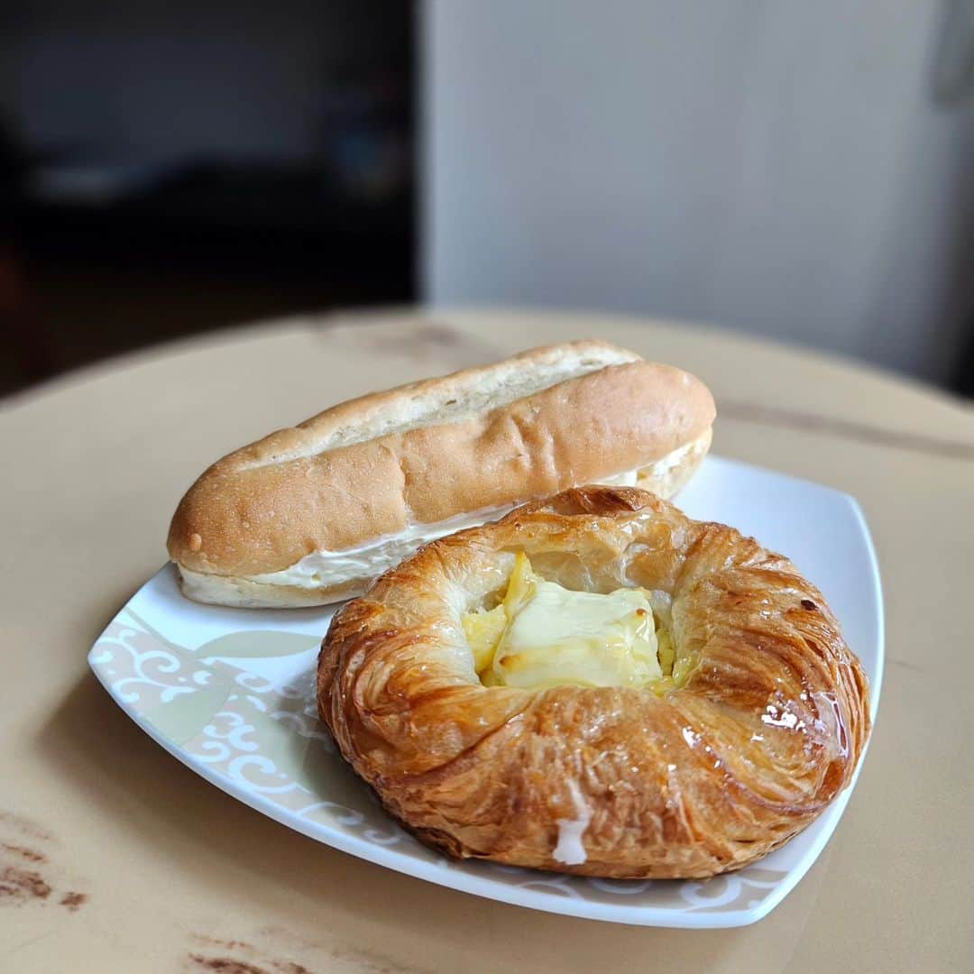 安藤ミレイのインスタグラム：「パンを撮りたいのに邪魔が入りました🤭  おいしいものに目ざといモス🐈️  #マカティ #マニラ生活 #フィリピン生活 #マニライフ #ベーカリー #bakeshop #bakery #japanesebakery」