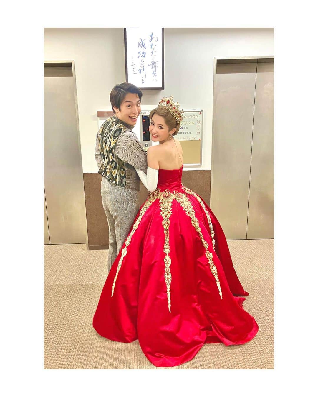 葵わかなのインスタグラム：「． 「ANASTASIA」 ついに大千穐楽を迎えることができました〜！！！  昨日はどちらかというと寂しくて寂しくて仕方がなかったのですが🥹  2020年に出会ったこの作品は、コロナ禍でお客様が劇場から日々少なくなっていく中での上演や、中止せざるおえなかった状況など様々な経験と気持ちと共にありました。 2023年までの3年間、どこかでずっと気掛かりな、どこかでみなさんと同じ気持ちという絆を持っているような、そんな日々を過ごしていましたが、昨日、無事に大阪大千穐楽までの道のりを終えることができました。  本当に心からホッとしているし、この作品に対して少しでも恩返しできているのであればとても嬉しいです。  カーテンコールでもお話ししましたが、このお話、そしてアーニャ役が私はとっても大好きで、人生で出会うことができて本当に幸せでした。 私自身背中を押され続けたこの役、作品が、 関わられた皆さま、応援してくださった皆さまにとっても何か意味を持つものとなっていたらいいなぁ☺️  写真がたくさんあるので、分散して載せられたら…  ひとまずは、なおぴディミトリと！ 毎公演毎公演、新鮮な心でその場にいらっしゃるから、ワクワクしながらぶつかっていける、そして絶対に受け止めてくれるという信頼のもと出来た、たくさんの気持ちのやり取りはかけがえのない思い出です☺️どこか、なおぴディミトリを驚かせたい、この人の心を予測できない方向に動かしてみせたい！みたいな気持ちで向き合い続けていけたのは、とてもよかったように思います。またご一緒できるように精進します！  #ANASTASIA」
