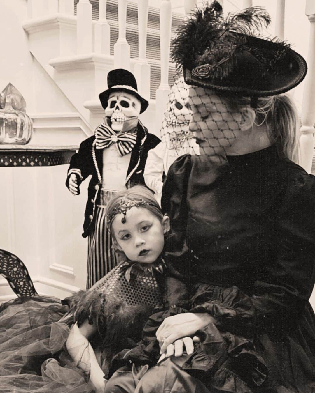 ケイト・ハドソンさんのインスタグラム写真 - (ケイト・ハドソンInstagram)「Vampire family portraits 🧛‍♀️🧛‍♀️🧛 #happyhalloween」11月1日 15時12分 - katehudson