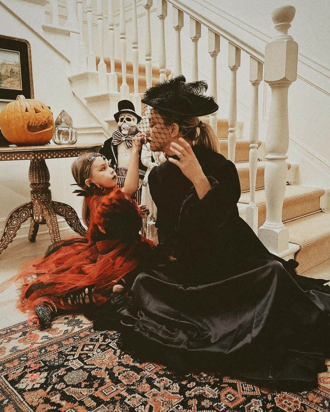 ケイト・ハドソンさんのインスタグラム写真 - (ケイト・ハドソンInstagram)「Vampire family portraits 🧛‍♀️🧛‍♀️🧛 #happyhalloween」11月1日 15時12分 - katehudson