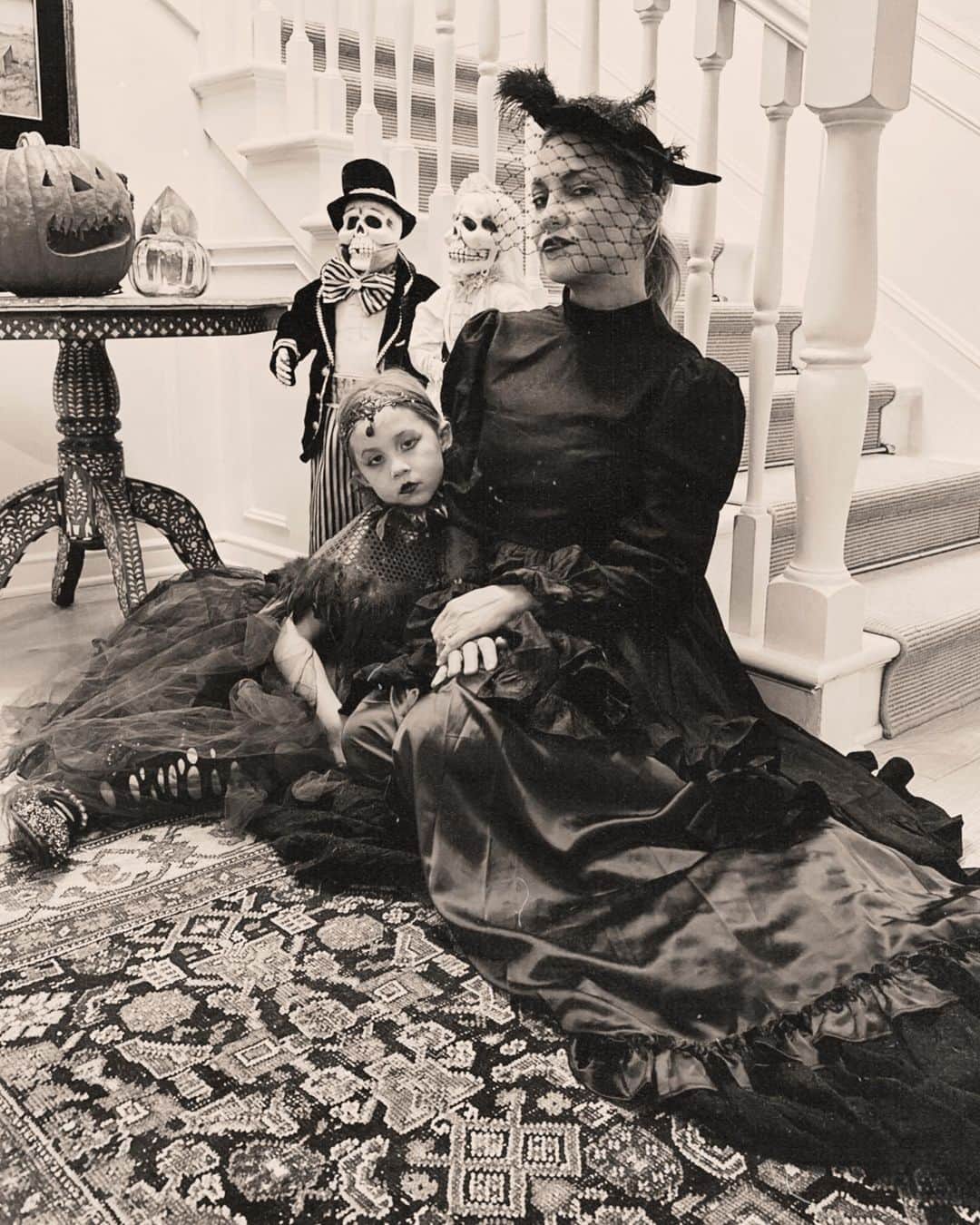 ケイト・ハドソンのインスタグラム：「Vampire family portraits 🧛‍♀️🧛‍♀️🧛 #happyhalloween」