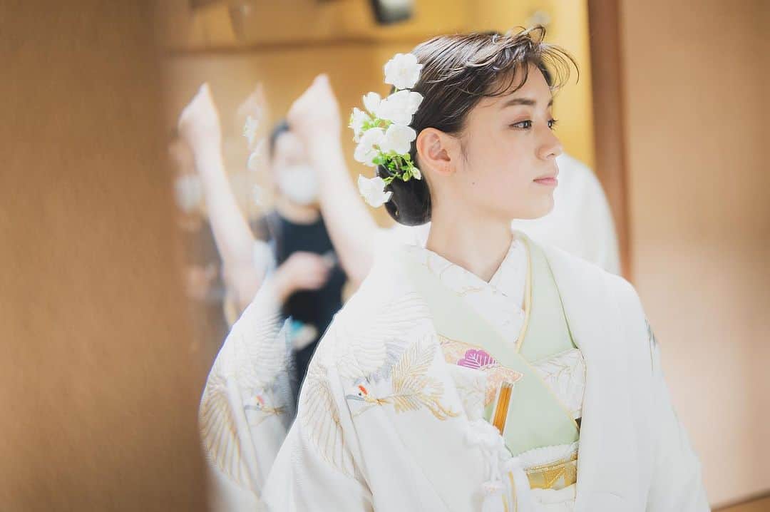 juno_jinjakonのインスタグラム：「#juno色打掛 優しいお色が、新婦様の雰囲気にぴったりで、とてもお似合いでした。 花嫁衣装も小物も、見に纏う全てが愛おしいものであるよう、おひとりおひとりの個性を大切にしながら、コーディネートいたします。 . . #juno神社婚　オンライン相談会 現在、JUNO神社婚は、オンラインでの相談会を行っています。 お衣装、スケジュール、ご予算… ご披露宴会場や、ご家族のお食事会のご提案。 神社婚プランナーが、ひとつひとつ丁寧にご案内させていただきます。 まだ時期は決められないおふたりや、挙式スタイルを迷っていらっしゃるおふたり、どなたでもお気軽にご相談くださいませ＾＾ . △ご予約方法△ @juno_jinjakon ホーム画面のURL よりお待ちしております。」