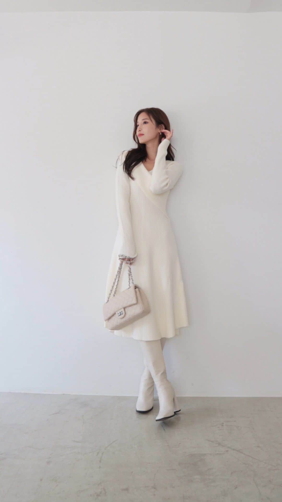 デュラスアンビエントのインスタグラム：「#vネックリブデザインニットワンピース  <Off white, Red, Gray, Black>  レディなムードを纏う、冬のニットワンピース。  身体にフィットする細身から、裾に向かって広がるフィット＆フレアシルエット。  やや高めの位置からフレアに切り替えることで、脚長効果を発揮し、長過ぎない膝下丈で品のいい淑女な印象を与えます。  前後Vネック仕様で顔まわりをスッキリと見せ、肩から斜めにはしるディティールが女性らしくみせるポイント。 ＿＿＿＿＿＿＿＿＿＿＿ ✔︎ @ambient_styling #AMBIENT #ambient_official #ambientstyle #アンビエント #ニットワンピース #ワンピース #秋ワンピース」