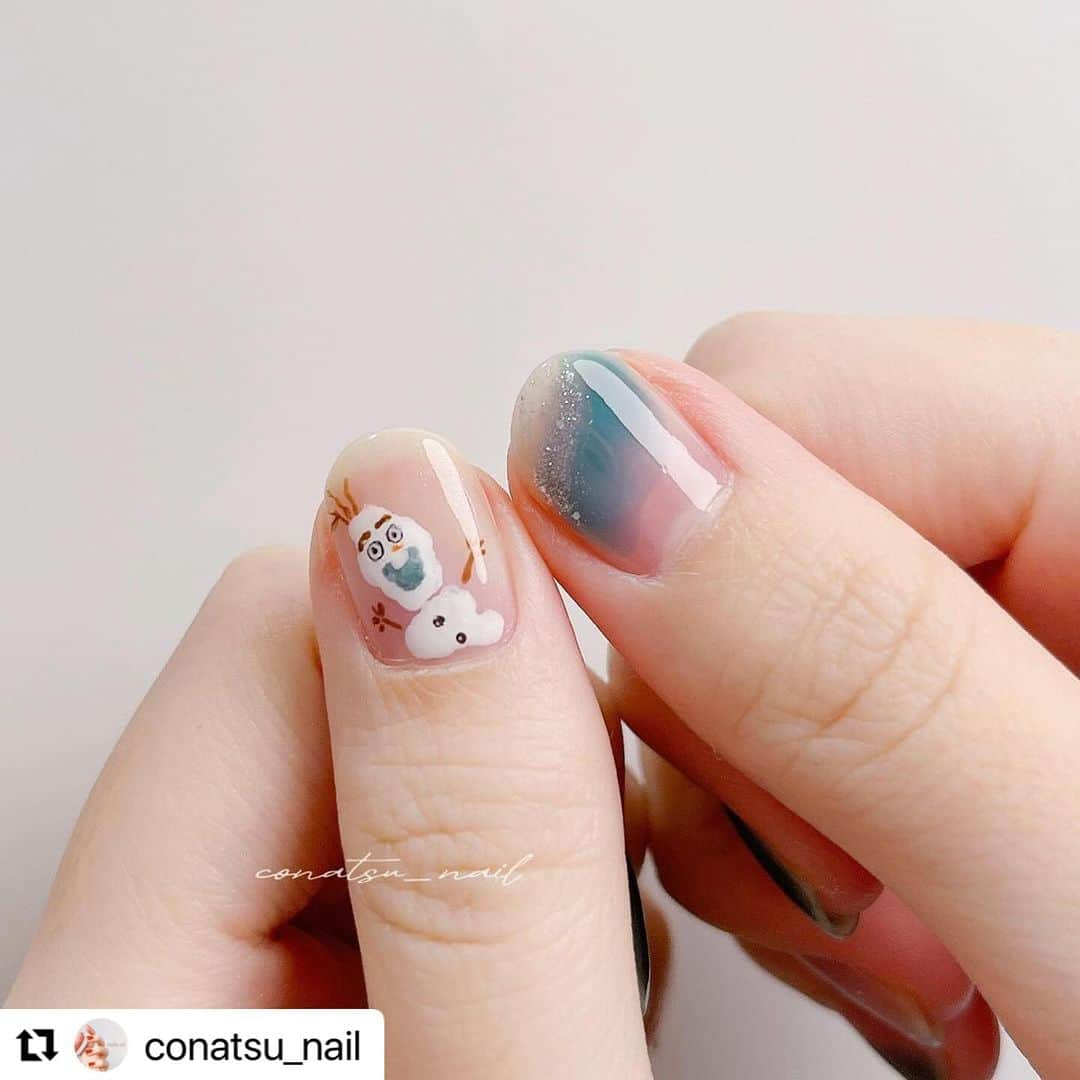 【PLANET NAIL（プラネット ネイル）】公式さんのインスタグラム写真 - (【PLANET NAIL（プラネット ネイル）】公式Instagram)「✰✰✰ ╍ ╍ ╍ ╍ ╍ ╍ ╍ ╍ ╍ ╍ ╍ ╍ ╍ ╍ ╍  @conatsu_nail さま♡  PLANET NAIL ラメネイル PLB14 トレミーの秘密 を使ったアナ雪ネイルデザインのご紹介 ありがとうございます❄️🩷🩷🩷  これからの季節にぴったり♡ 親指にはちょこんとオラフがいたり😮‍💨✨ もぉもぉ可愛すぎませんか🩷  ぜひぜひみなさまもまねっこされてください！ ╍ ╍ ╍ ╍ ╍ ╍ ╍ ╍ ╍ ╍ ╍ ╍ ╍ ╍ ╍  𓂃 @conatsu_nail こなつです ◡̈⋆ ⁡ アナ雪ネイル❄ ⁡ ちょうど昨日、 劇団四季のアナと雪の女王を観に行く予定があって せっかく行くなら！と爪楊枝でオラフも描いちゃいました☃️ ⁡ オラフの陽気な性格が大好きなので 親指にいるのテンションあがる~🥹♡♡ ⁡ 鼻を最後に描いたせいで、 スペース無くて結構小さくなっちゃったけど🥕（笑） ⁡ ⁡ 薬指は、 魔法の力で、凍っていくシーンを表現したかったので、 流れを意識して、動きをつけました❄️ ⁡ 中指は、 エルサのドレスをイメージしています🦋 ⁡ 全体的に、ごちゃごちゃしないよう なるべくカラーを減らしたのに、 気づいたらラメたくさん使ってた .‎˖٭ ⁡  ディズニーネイルは何気に初めてやってみたけど、 やっぱりテンションあがる〜🥹❄️ ⁡ ⁡ ⁡ ⁡ 𖤣𖥧𖥣｡𖤣𖤥𖠿𖤣𖤥. . .𖥧𖡼.𖤣𖥧. . 𖥧 𖥧 𖧧 ˒˒. .‎𖠋 ⋆. 𓂃 .⋆ 𖥣 𖤣 ⸒⸒ ⁡ ⁡ 使ったもの𓂃 𓈒✍︎ ⁡ 親指・中指︰ @ringonailpolish KIRI ⁡ 人差し指︰ @romand_jp 05 DEEP AQUA ・ @romand_jp w01 MISTY WAY ⁡ 薬指︰ @ringonailpolish KIRI ・ @romand_jp 05 DEEP AQUA ⁡ 小指︰ @ringonailpolish No.04 CREAMY CREAM  ⁡ ラメ： @rimmellondon_jp N912 ・ @planet.jp 14 トレミーの秘密 ⁡ ⁡ オラフ☃️ ⁡ 顔・体︰ @gene_tokyo ホワイト ⁡ 手・髪の毛︰ @genish_official No.86 レンブラント ⁡ 目︰ @gene_tokyo ブラック・ホワイト ⁡ 鼻︰ @genish_official No.82 アランチャ ⁡ 口︰ @romand_jp 10 DUSK NAVY ⁡ ⁡ ⁡ ⁡ ⁡ ┈┈┈┈┈┈┈ ❁ ❁ ❁ ┈┈┈┈┈┈┈ ⁡ ⁡ 透明感ネイルたくさん載せてます ˊ˗ ゆっくり見ていってください〜🐑♡ ⁡ ≫ @conatsu_nail  ⁡ ⁡ ⁡ ⁡ ⁡ #セルフネイル #selfnail #マニキュア #マニキュア派 #ポリッシュ #ポリッシュネイル #ポリッシュ派 #マニキュアネイル #ネイルデザイン #セルフネイル初心者 #ネイル初心者 #ネイル #ネイルアート #自爪ネイル #透け感ネイル #透明感ネイル #シアーネイル #ちゅるんネイル #冬ネイル #冬ネイルデザイン #ディズニーネイル #アナ雪ネイル #アナと雪の女王ネイル #オラフネイル #雪ネイル #水色ネイル  #romand #ringonailpolish #rimmel #ringonatsu」11月1日 15時17分 - planet.jp