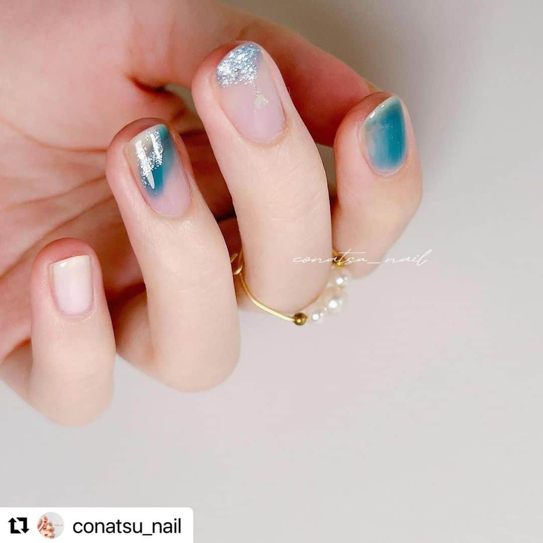 【PLANET NAIL（プラネット ネイル）】公式さんのインスタグラム写真 - (【PLANET NAIL（プラネット ネイル）】公式Instagram)「✰✰✰ ╍ ╍ ╍ ╍ ╍ ╍ ╍ ╍ ╍ ╍ ╍ ╍ ╍ ╍ ╍  @conatsu_nail さま♡  PLANET NAIL ラメネイル PLB14 トレミーの秘密 を使ったアナ雪ネイルデザインのご紹介 ありがとうございます❄️🩷🩷🩷  これからの季節にぴったり♡ 親指にはちょこんとオラフがいたり😮‍💨✨ もぉもぉ可愛すぎませんか🩷  ぜひぜひみなさまもまねっこされてください！ ╍ ╍ ╍ ╍ ╍ ╍ ╍ ╍ ╍ ╍ ╍ ╍ ╍ ╍ ╍  𓂃 @conatsu_nail こなつです ◡̈⋆ ⁡ アナ雪ネイル❄ ⁡ ちょうど昨日、 劇団四季のアナと雪の女王を観に行く予定があって せっかく行くなら！と爪楊枝でオラフも描いちゃいました☃️ ⁡ オラフの陽気な性格が大好きなので 親指にいるのテンションあがる~🥹♡♡ ⁡ 鼻を最後に描いたせいで、 スペース無くて結構小さくなっちゃったけど🥕（笑） ⁡ ⁡ 薬指は、 魔法の力で、凍っていくシーンを表現したかったので、 流れを意識して、動きをつけました❄️ ⁡ 中指は、 エルサのドレスをイメージしています🦋 ⁡ 全体的に、ごちゃごちゃしないよう なるべくカラーを減らしたのに、 気づいたらラメたくさん使ってた .‎˖٭ ⁡  ディズニーネイルは何気に初めてやってみたけど、 やっぱりテンションあがる〜🥹❄️ ⁡ ⁡ ⁡ ⁡ 𖤣𖥧𖥣｡𖤣𖤥𖠿𖤣𖤥. . .𖥧𖡼.𖤣𖥧. . 𖥧 𖥧 𖧧 ˒˒. .‎𖠋 ⋆. 𓂃 .⋆ 𖥣 𖤣 ⸒⸒ ⁡ ⁡ 使ったもの𓂃 𓈒✍︎ ⁡ 親指・中指︰ @ringonailpolish KIRI ⁡ 人差し指︰ @romand_jp 05 DEEP AQUA ・ @romand_jp w01 MISTY WAY ⁡ 薬指︰ @ringonailpolish KIRI ・ @romand_jp 05 DEEP AQUA ⁡ 小指︰ @ringonailpolish No.04 CREAMY CREAM  ⁡ ラメ： @rimmellondon_jp N912 ・ @planet.jp 14 トレミーの秘密 ⁡ ⁡ オラフ☃️ ⁡ 顔・体︰ @gene_tokyo ホワイト ⁡ 手・髪の毛︰ @genish_official No.86 レンブラント ⁡ 目︰ @gene_tokyo ブラック・ホワイト ⁡ 鼻︰ @genish_official No.82 アランチャ ⁡ 口︰ @romand_jp 10 DUSK NAVY ⁡ ⁡ ⁡ ⁡ ⁡ ┈┈┈┈┈┈┈ ❁ ❁ ❁ ┈┈┈┈┈┈┈ ⁡ ⁡ 透明感ネイルたくさん載せてます ˊ˗ ゆっくり見ていってください〜🐑♡ ⁡ ≫ @conatsu_nail  ⁡ ⁡ ⁡ ⁡ ⁡ #セルフネイル #selfnail #マニキュア #マニキュア派 #ポリッシュ #ポリッシュネイル #ポリッシュ派 #マニキュアネイル #ネイルデザイン #セルフネイル初心者 #ネイル初心者 #ネイル #ネイルアート #自爪ネイル #透け感ネイル #透明感ネイル #シアーネイル #ちゅるんネイル #冬ネイル #冬ネイルデザイン #ディズニーネイル #アナ雪ネイル #アナと雪の女王ネイル #オラフネイル #雪ネイル #水色ネイル  #romand #ringonailpolish #rimmel #ringonatsu」11月1日 15時17分 - planet.jp