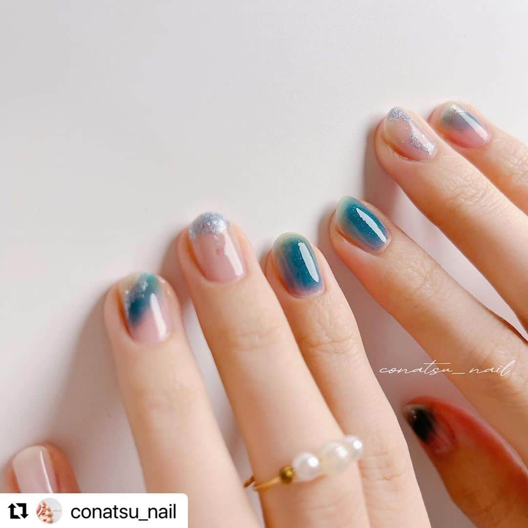 【PLANET NAIL（プラネット ネイル）】公式さんのインスタグラム写真 - (【PLANET NAIL（プラネット ネイル）】公式Instagram)「✰✰✰ ╍ ╍ ╍ ╍ ╍ ╍ ╍ ╍ ╍ ╍ ╍ ╍ ╍ ╍ ╍  @conatsu_nail さま♡  PLANET NAIL ラメネイル PLB14 トレミーの秘密 を使ったアナ雪ネイルデザインのご紹介 ありがとうございます❄️🩷🩷🩷  これからの季節にぴったり♡ 親指にはちょこんとオラフがいたり😮‍💨✨ もぉもぉ可愛すぎませんか🩷  ぜひぜひみなさまもまねっこされてください！ ╍ ╍ ╍ ╍ ╍ ╍ ╍ ╍ ╍ ╍ ╍ ╍ ╍ ╍ ╍  𓂃 @conatsu_nail こなつです ◡̈⋆ ⁡ アナ雪ネイル❄ ⁡ ちょうど昨日、 劇団四季のアナと雪の女王を観に行く予定があって せっかく行くなら！と爪楊枝でオラフも描いちゃいました☃️ ⁡ オラフの陽気な性格が大好きなので 親指にいるのテンションあがる~🥹♡♡ ⁡ 鼻を最後に描いたせいで、 スペース無くて結構小さくなっちゃったけど🥕（笑） ⁡ ⁡ 薬指は、 魔法の力で、凍っていくシーンを表現したかったので、 流れを意識して、動きをつけました❄️ ⁡ 中指は、 エルサのドレスをイメージしています🦋 ⁡ 全体的に、ごちゃごちゃしないよう なるべくカラーを減らしたのに、 気づいたらラメたくさん使ってた .‎˖٭ ⁡  ディズニーネイルは何気に初めてやってみたけど、 やっぱりテンションあがる〜🥹❄️ ⁡ ⁡ ⁡ ⁡ 𖤣𖥧𖥣｡𖤣𖤥𖠿𖤣𖤥. . .𖥧𖡼.𖤣𖥧. . 𖥧 𖥧 𖧧 ˒˒. .‎𖠋 ⋆. 𓂃 .⋆ 𖥣 𖤣 ⸒⸒ ⁡ ⁡ 使ったもの𓂃 𓈒✍︎ ⁡ 親指・中指︰ @ringonailpolish KIRI ⁡ 人差し指︰ @romand_jp 05 DEEP AQUA ・ @romand_jp w01 MISTY WAY ⁡ 薬指︰ @ringonailpolish KIRI ・ @romand_jp 05 DEEP AQUA ⁡ 小指︰ @ringonailpolish No.04 CREAMY CREAM  ⁡ ラメ： @rimmellondon_jp N912 ・ @planet.jp 14 トレミーの秘密 ⁡ ⁡ オラフ☃️ ⁡ 顔・体︰ @gene_tokyo ホワイト ⁡ 手・髪の毛︰ @genish_official No.86 レンブラント ⁡ 目︰ @gene_tokyo ブラック・ホワイト ⁡ 鼻︰ @genish_official No.82 アランチャ ⁡ 口︰ @romand_jp 10 DUSK NAVY ⁡ ⁡ ⁡ ⁡ ⁡ ┈┈┈┈┈┈┈ ❁ ❁ ❁ ┈┈┈┈┈┈┈ ⁡ ⁡ 透明感ネイルたくさん載せてます ˊ˗ ゆっくり見ていってください〜🐑♡ ⁡ ≫ @conatsu_nail  ⁡ ⁡ ⁡ ⁡ ⁡ #セルフネイル #selfnail #マニキュア #マニキュア派 #ポリッシュ #ポリッシュネイル #ポリッシュ派 #マニキュアネイル #ネイルデザイン #セルフネイル初心者 #ネイル初心者 #ネイル #ネイルアート #自爪ネイル #透け感ネイル #透明感ネイル #シアーネイル #ちゅるんネイル #冬ネイル #冬ネイルデザイン #ディズニーネイル #アナ雪ネイル #アナと雪の女王ネイル #オラフネイル #雪ネイル #水色ネイル  #romand #ringonailpolish #rimmel #ringonatsu」11月1日 15時17分 - planet.jp