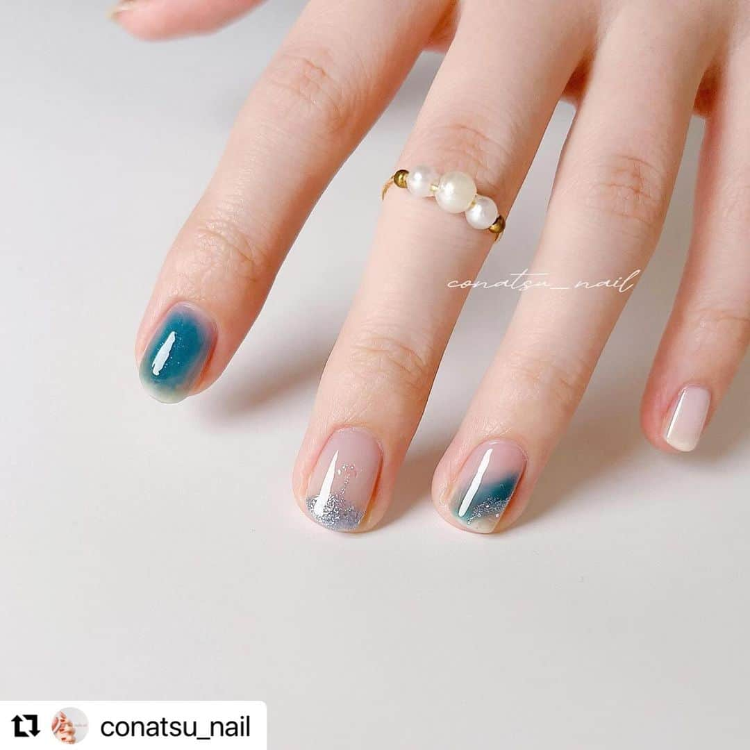 【PLANET NAIL（プラネット ネイル）】公式さんのインスタグラム写真 - (【PLANET NAIL（プラネット ネイル）】公式Instagram)「✰✰✰ ╍ ╍ ╍ ╍ ╍ ╍ ╍ ╍ ╍ ╍ ╍ ╍ ╍ ╍ ╍  @conatsu_nail さま♡  PLANET NAIL ラメネイル PLB14 トレミーの秘密 を使ったアナ雪ネイルデザインのご紹介 ありがとうございます❄️🩷🩷🩷  これからの季節にぴったり♡ 親指にはちょこんとオラフがいたり😮‍💨✨ もぉもぉ可愛すぎませんか🩷  ぜひぜひみなさまもまねっこされてください！ ╍ ╍ ╍ ╍ ╍ ╍ ╍ ╍ ╍ ╍ ╍ ╍ ╍ ╍ ╍  𓂃 @conatsu_nail こなつです ◡̈⋆ ⁡ アナ雪ネイル❄ ⁡ ちょうど昨日、 劇団四季のアナと雪の女王を観に行く予定があって せっかく行くなら！と爪楊枝でオラフも描いちゃいました☃️ ⁡ オラフの陽気な性格が大好きなので 親指にいるのテンションあがる~🥹♡♡ ⁡ 鼻を最後に描いたせいで、 スペース無くて結構小さくなっちゃったけど🥕（笑） ⁡ ⁡ 薬指は、 魔法の力で、凍っていくシーンを表現したかったので、 流れを意識して、動きをつけました❄️ ⁡ 中指は、 エルサのドレスをイメージしています🦋 ⁡ 全体的に、ごちゃごちゃしないよう なるべくカラーを減らしたのに、 気づいたらラメたくさん使ってた .‎˖٭ ⁡  ディズニーネイルは何気に初めてやってみたけど、 やっぱりテンションあがる〜🥹❄️ ⁡ ⁡ ⁡ ⁡ 𖤣𖥧𖥣｡𖤣𖤥𖠿𖤣𖤥. . .𖥧𖡼.𖤣𖥧. . 𖥧 𖥧 𖧧 ˒˒. .‎𖠋 ⋆. 𓂃 .⋆ 𖥣 𖤣 ⸒⸒ ⁡ ⁡ 使ったもの𓂃 𓈒✍︎ ⁡ 親指・中指︰ @ringonailpolish KIRI ⁡ 人差し指︰ @romand_jp 05 DEEP AQUA ・ @romand_jp w01 MISTY WAY ⁡ 薬指︰ @ringonailpolish KIRI ・ @romand_jp 05 DEEP AQUA ⁡ 小指︰ @ringonailpolish No.04 CREAMY CREAM  ⁡ ラメ： @rimmellondon_jp N912 ・ @planet.jp 14 トレミーの秘密 ⁡ ⁡ オラフ☃️ ⁡ 顔・体︰ @gene_tokyo ホワイト ⁡ 手・髪の毛︰ @genish_official No.86 レンブラント ⁡ 目︰ @gene_tokyo ブラック・ホワイト ⁡ 鼻︰ @genish_official No.82 アランチャ ⁡ 口︰ @romand_jp 10 DUSK NAVY ⁡ ⁡ ⁡ ⁡ ⁡ ┈┈┈┈┈┈┈ ❁ ❁ ❁ ┈┈┈┈┈┈┈ ⁡ ⁡ 透明感ネイルたくさん載せてます ˊ˗ ゆっくり見ていってください〜🐑♡ ⁡ ≫ @conatsu_nail  ⁡ ⁡ ⁡ ⁡ ⁡ #セルフネイル #selfnail #マニキュア #マニキュア派 #ポリッシュ #ポリッシュネイル #ポリッシュ派 #マニキュアネイル #ネイルデザイン #セルフネイル初心者 #ネイル初心者 #ネイル #ネイルアート #自爪ネイル #透け感ネイル #透明感ネイル #シアーネイル #ちゅるんネイル #冬ネイル #冬ネイルデザイン #ディズニーネイル #アナ雪ネイル #アナと雪の女王ネイル #オラフネイル #雪ネイル #水色ネイル  #romand #ringonailpolish #rimmel #ringonatsu」11月1日 15時17分 - planet.jp