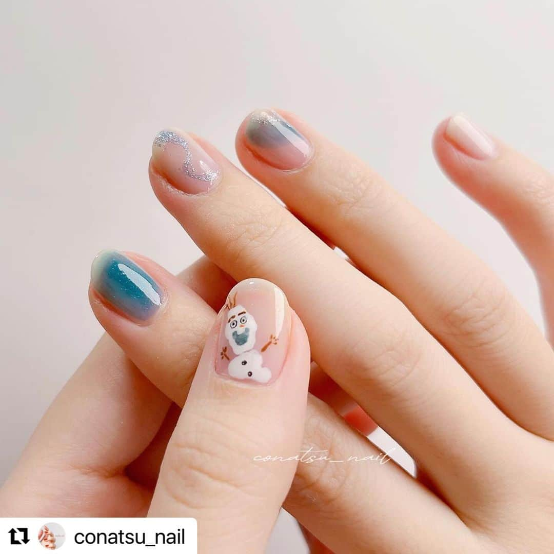 【PLANET NAIL（プラネット ネイル）】公式さんのインスタグラム写真 - (【PLANET NAIL（プラネット ネイル）】公式Instagram)「✰✰✰ ╍ ╍ ╍ ╍ ╍ ╍ ╍ ╍ ╍ ╍ ╍ ╍ ╍ ╍ ╍  @conatsu_nail さま♡  PLANET NAIL ラメネイル PLB14 トレミーの秘密 を使ったアナ雪ネイルデザインのご紹介 ありがとうございます❄️🩷🩷🩷  これからの季節にぴったり♡ 親指にはちょこんとオラフがいたり😮‍💨✨ もぉもぉ可愛すぎませんか🩷  ぜひぜひみなさまもまねっこされてください！ ╍ ╍ ╍ ╍ ╍ ╍ ╍ ╍ ╍ ╍ ╍ ╍ ╍ ╍ ╍  𓂃 @conatsu_nail こなつです ◡̈⋆ ⁡ アナ雪ネイル❄ ⁡ ちょうど昨日、 劇団四季のアナと雪の女王を観に行く予定があって せっかく行くなら！と爪楊枝でオラフも描いちゃいました☃️ ⁡ オラフの陽気な性格が大好きなので 親指にいるのテンションあがる~🥹♡♡ ⁡ 鼻を最後に描いたせいで、 スペース無くて結構小さくなっちゃったけど🥕（笑） ⁡ ⁡ 薬指は、 魔法の力で、凍っていくシーンを表現したかったので、 流れを意識して、動きをつけました❄️ ⁡ 中指は、 エルサのドレスをイメージしています🦋 ⁡ 全体的に、ごちゃごちゃしないよう なるべくカラーを減らしたのに、 気づいたらラメたくさん使ってた .‎˖٭ ⁡  ディズニーネイルは何気に初めてやってみたけど、 やっぱりテンションあがる〜🥹❄️ ⁡ ⁡ ⁡ ⁡ 𖤣𖥧𖥣｡𖤣𖤥𖠿𖤣𖤥. . .𖥧𖡼.𖤣𖥧. . 𖥧 𖥧 𖧧 ˒˒. .‎𖠋 ⋆. 𓂃 .⋆ 𖥣 𖤣 ⸒⸒ ⁡ ⁡ 使ったもの𓂃 𓈒✍︎ ⁡ 親指・中指︰ @ringonailpolish KIRI ⁡ 人差し指︰ @romand_jp 05 DEEP AQUA ・ @romand_jp w01 MISTY WAY ⁡ 薬指︰ @ringonailpolish KIRI ・ @romand_jp 05 DEEP AQUA ⁡ 小指︰ @ringonailpolish No.04 CREAMY CREAM  ⁡ ラメ： @rimmellondon_jp N912 ・ @planet.jp 14 トレミーの秘密 ⁡ ⁡ オラフ☃️ ⁡ 顔・体︰ @gene_tokyo ホワイト ⁡ 手・髪の毛︰ @genish_official No.86 レンブラント ⁡ 目︰ @gene_tokyo ブラック・ホワイト ⁡ 鼻︰ @genish_official No.82 アランチャ ⁡ 口︰ @romand_jp 10 DUSK NAVY ⁡ ⁡ ⁡ ⁡ ⁡ ┈┈┈┈┈┈┈ ❁ ❁ ❁ ┈┈┈┈┈┈┈ ⁡ ⁡ 透明感ネイルたくさん載せてます ˊ˗ ゆっくり見ていってください〜🐑♡ ⁡ ≫ @conatsu_nail  ⁡ ⁡ ⁡ ⁡ ⁡ #セルフネイル #selfnail #マニキュア #マニキュア派 #ポリッシュ #ポリッシュネイル #ポリッシュ派 #マニキュアネイル #ネイルデザイン #セルフネイル初心者 #ネイル初心者 #ネイル #ネイルアート #自爪ネイル #透け感ネイル #透明感ネイル #シアーネイル #ちゅるんネイル #冬ネイル #冬ネイルデザイン #ディズニーネイル #アナ雪ネイル #アナと雪の女王ネイル #オラフネイル #雪ネイル #水色ネイル  #romand #ringonailpolish #rimmel #ringonatsu」11月1日 15時17分 - planet.jp