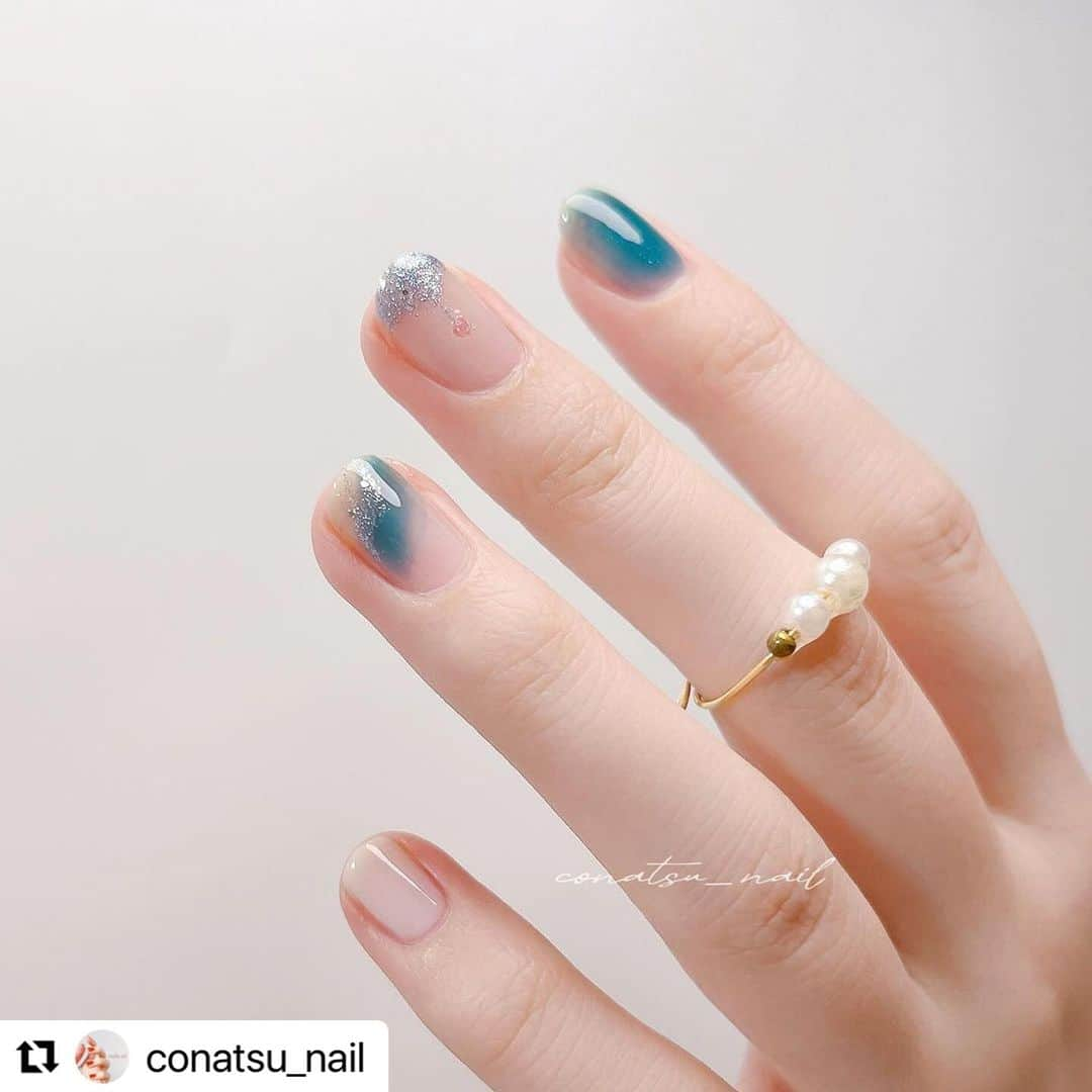 【PLANET NAIL（プラネット ネイル）】公式のインスタグラム：「✰✰✰ ╍ ╍ ╍ ╍ ╍ ╍ ╍ ╍ ╍ ╍ ╍ ╍ ╍ ╍ ╍  @conatsu_nail さま♡  PLANET NAIL ラメネイル PLB14 トレミーの秘密 を使ったアナ雪ネイルデザインのご紹介 ありがとうございます❄️🩷🩷🩷  これからの季節にぴったり♡ 親指にはちょこんとオラフがいたり😮‍💨✨ もぉもぉ可愛すぎませんか🩷  ぜひぜひみなさまもまねっこされてください！ ╍ ╍ ╍ ╍ ╍ ╍ ╍ ╍ ╍ ╍ ╍ ╍ ╍ ╍ ╍  𓂃 @conatsu_nail こなつです ◡̈⋆ ⁡ アナ雪ネイル❄ ⁡ ちょうど昨日、 劇団四季のアナと雪の女王を観に行く予定があって せっかく行くなら！と爪楊枝でオラフも描いちゃいました☃️ ⁡ オラフの陽気な性格が大好きなので 親指にいるのテンションあがる~🥹♡♡ ⁡ 鼻を最後に描いたせいで、 スペース無くて結構小さくなっちゃったけど🥕（笑） ⁡ ⁡ 薬指は、 魔法の力で、凍っていくシーンを表現したかったので、 流れを意識して、動きをつけました❄️ ⁡ 中指は、 エルサのドレスをイメージしています🦋 ⁡ 全体的に、ごちゃごちゃしないよう なるべくカラーを減らしたのに、 気づいたらラメたくさん使ってた .‎˖٭ ⁡  ディズニーネイルは何気に初めてやってみたけど、 やっぱりテンションあがる〜🥹❄️ ⁡ ⁡ ⁡ ⁡ 𖤣𖥧𖥣｡𖤣𖤥𖠿𖤣𖤥. . .𖥧𖡼.𖤣𖥧. . 𖥧 𖥧 𖧧 ˒˒. .‎𖠋 ⋆. 𓂃 .⋆ 𖥣 𖤣 ⸒⸒ ⁡ ⁡ 使ったもの𓂃 𓈒✍︎ ⁡ 親指・中指︰ @ringonailpolish KIRI ⁡ 人差し指︰ @romand_jp 05 DEEP AQUA ・ @romand_jp w01 MISTY WAY ⁡ 薬指︰ @ringonailpolish KIRI ・ @romand_jp 05 DEEP AQUA ⁡ 小指︰ @ringonailpolish No.04 CREAMY CREAM  ⁡ ラメ： @rimmellondon_jp N912 ・ @planet.jp 14 トレミーの秘密 ⁡ ⁡ オラフ☃️ ⁡ 顔・体︰ @gene_tokyo ホワイト ⁡ 手・髪の毛︰ @genish_official No.86 レンブラント ⁡ 目︰ @gene_tokyo ブラック・ホワイト ⁡ 鼻︰ @genish_official No.82 アランチャ ⁡ 口︰ @romand_jp 10 DUSK NAVY ⁡ ⁡ ⁡ ⁡ ⁡ ┈┈┈┈┈┈┈ ❁ ❁ ❁ ┈┈┈┈┈┈┈ ⁡ ⁡ 透明感ネイルたくさん載せてます ˊ˗ ゆっくり見ていってください〜🐑♡ ⁡ ≫ @conatsu_nail  ⁡ ⁡ ⁡ ⁡ ⁡ #セルフネイル #selfnail #マニキュア #マニキュア派 #ポリッシュ #ポリッシュネイル #ポリッシュ派 #マニキュアネイル #ネイルデザイン #セルフネイル初心者 #ネイル初心者 #ネイル #ネイルアート #自爪ネイル #透け感ネイル #透明感ネイル #シアーネイル #ちゅるんネイル #冬ネイル #冬ネイルデザイン #ディズニーネイル #アナ雪ネイル #アナと雪の女王ネイル #オラフネイル #雪ネイル #水色ネイル  #romand #ringonailpolish #rimmel #ringonatsu」