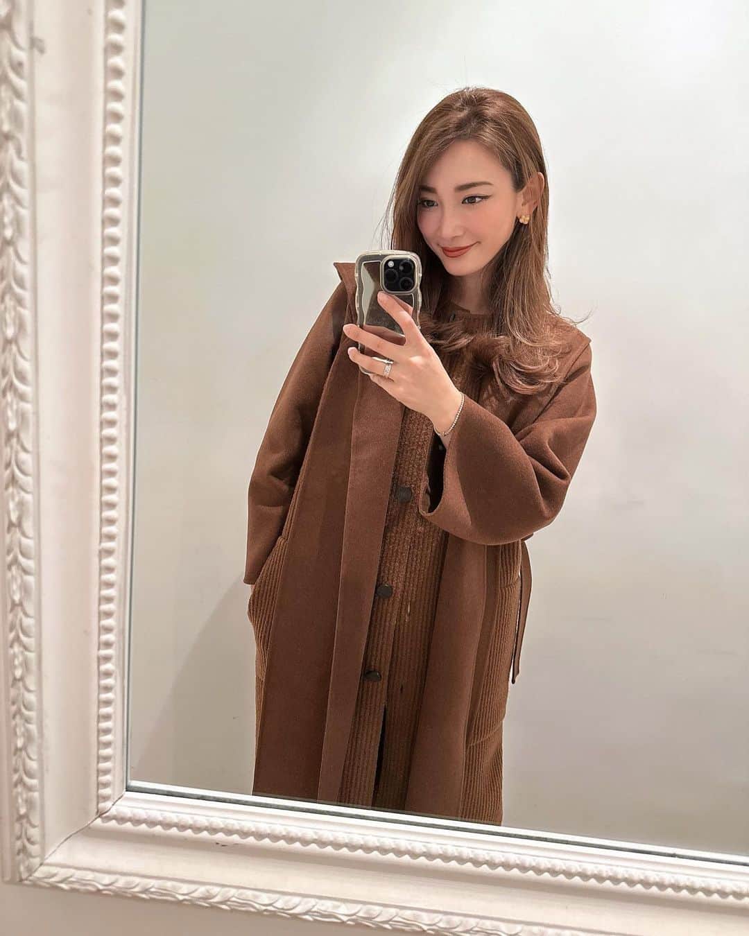 里海のインスタグラム：「パリ🇫🇷 なんてお利口さんなのかしらってほど 息子がストローラーに乗りながら パリを付き合ってくれていて成長を感じる旅です❤️ お水の影響で髪がすごく茶色に🟤 来る前に @lovecurl.eyelash でまつ毛を綺麗にして もらっていたので、助かってます！ 新しくコートを買って、私はルンルンな気分です🥰  #paris」