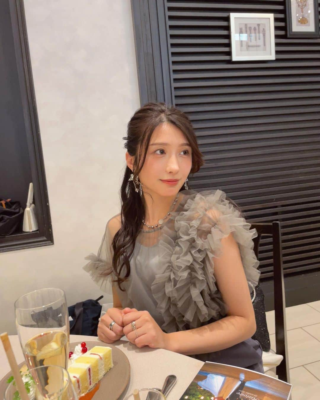 伊藤友里のインスタグラム：「美しくて聡明な義理妹ちゃんの結婚式🎂🤍  結婚式は一度だけど何度でも行きたいと思ってしまうくらい工夫が凝らされていて楽しく感動的な結婚式でした✨  娘も従姉妹ちゃんたちとリングガールをさせてもらって👸👸👸💍🕊 プリンセスになれてよかったね🩰💕  #結婚式コーデ  #リングガール #おしゃれコンシャス」