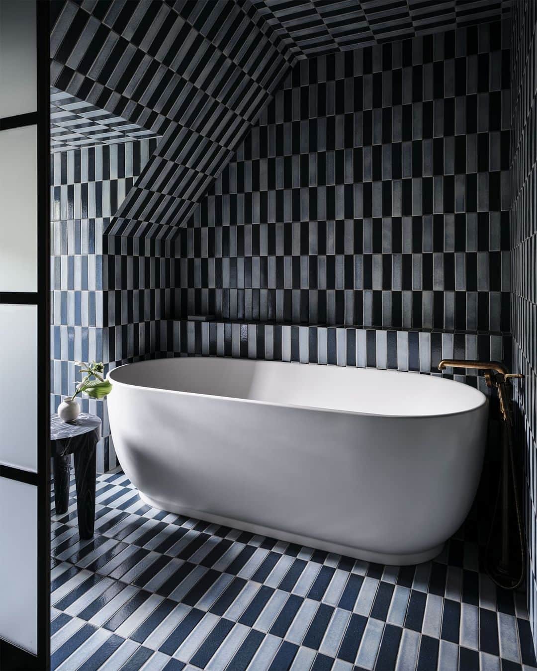 ELLE DECORのインスタグラム：「What day’s troubles couldn’t be resolved, if only for an hour, by a bubble bath in a room as sumptuous as this? This @duravit tub, surrounded by a graphic checkered tile motif, is the stuff of Kelly Wearstler-approved (@kellywearstler) design magic. Bring on the bubbles!  Click the link in the bio to tour the rest of this Toronto home, as featured in our November 2023 issue. Written by @laurenomics. Photographed by @a_gaut. Architecture by @lornerosearch.」