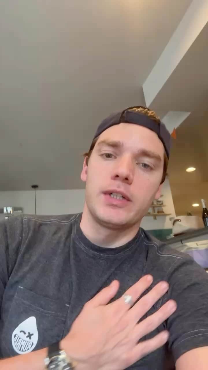 ドミニク・シャーウッドのインスタグラム：「Hi everyone!!   Can’t wait to start spreading some holiday love!   ❤️❤️❤️ @cameo   https://v.cameo.com/e/V4Funxz3lEb」