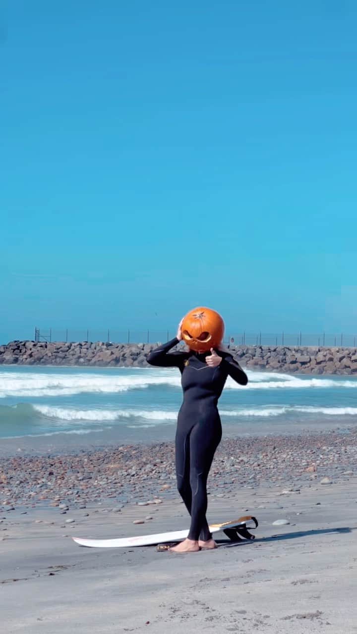 ボディーグローブのインスタグラム：「HaPpY HaLlOwEeEen! 🎃🧡 from our Pumpkinhead @emmastone.415 👻」