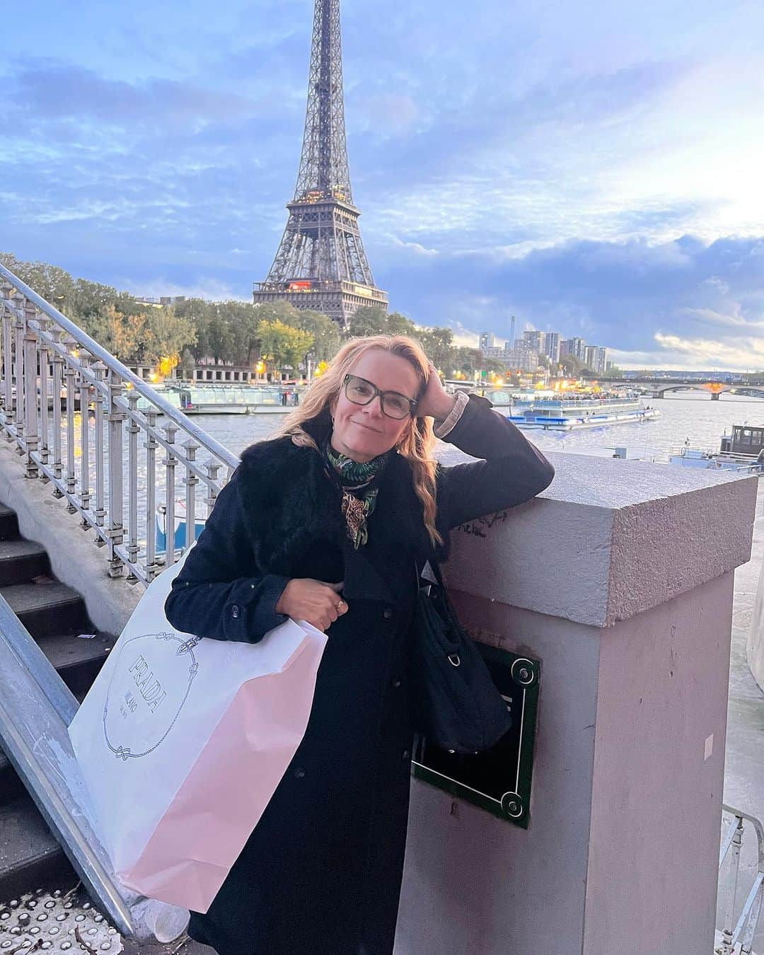 リー・トンプソンさんのインスタグラム写真 - (リー・トンプソンInstagram)「I hope you have a safe and fun #halloween. I am in #paris with my awesome brave friend @amberinthevalley who went with me all the way up the #eiffeltower we went to see #shakespereandcompany bookstore and #notredame I always love weird surprises. The #metro was surprisingly complex but we conquered. "I wish I could show you when you are lonely or in darkness the astonishing light of your own being".」11月1日 6時25分 - lea_thompson