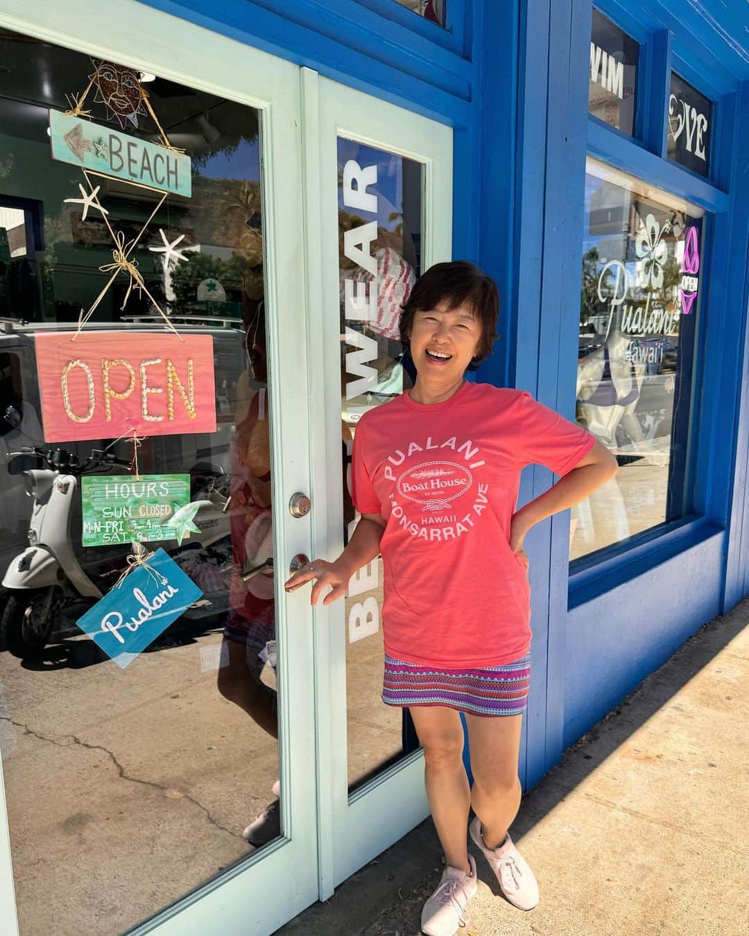Pualani Hawaii Beachwearのインスタグラム：「【コラボTシャツ】をプアラニスタッフが着てみました〜🌺  男女問わず着用できるシンプルな形。100%コットン素材で着心地抜群ですよ〜😆  デザインは3種類、詳しくご紹介している投稿があるので見てみてくださいね🥰  カズサ⏩Mサイズを着用 まりこ⏩ Mサイズを着用 カナ　⏩ Sサイズを着用  カラーはイエロー・コーラル・ブルー・グレー・ホワイトの5種類(ロゴTシャツのみホワイト✖️ライトブルーロゴ、ホワイト✖️ネイビーロゴがあります)  とうとう明日発売です！  ■発売日　2023年11月1日（水） ■販売価格　42ドル ■サイズ　S・M・L・XL（男女兼用） ■販売店舗　プアラニ・ハワイ・ビーチウェア（モンサラット店） ■販売サイト　pualanibeachwear.com（日本への発送可能）  送料は通常通りお買い上げ金額が300ドルまで一律35ドルとさせていただくことになりました。 Tシャツが一枚のみであれば20ドルでお送り可能ですが大変割高です。割高でも構わないから一枚だけの発送をご希望という方はご購入前にこちらまでご連絡ください。contact@pualanibeachwear.com  ※製品情報・コラボ企画に関する詳細は、@pualani_monsarrat InstagramプロフィールURLにございます。 ※12月8日(金)10:00〜13:00には、株式会社ジョイマーク・デザインの代表取締役、下⼭好誼さんが来店されるお披露目イベントも開催予定です。イベント詳細は随時プアラニモンサラット店公式Instagram・Facebookにてお知らせいたします。  #ハワイ限定 #hawaii #ハワイ #ハワイ旅行 #ハワイ土産 #ハワイ好きな人と繋がりたい #ハワイ購入品 #ハワイ好き #ハワイ暮らし #ハワイ情報 #ハワイお土産 #aloha #ハワイ旅 #ハワイ限定品 #ハワイショッピング#モンサラット#プアラニハワイ#ボートハウス#キャプテンサンタ#モンサラットアベニュー#プアラニハワイビーチウェア」
