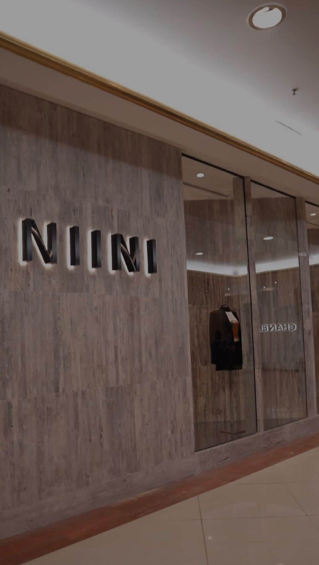 カロリーネ・セリコのインスタグラム：「NIINI Iguatemi ⚡   Quando uma filme passa na sua cabeça, o shopping que fez parte de todas as minhas memórias da infância, da adolescência d e da vida adulta, agora virou oficialmente a minha segunda casa, com a inauguração da NIINI Iguatemi. Em uma localização privilegiada, no piso Faria Lima, e em uma esquina tão especial, estamos finalmente ABERTOS e esperando por você!   #CaCelicoNIINI」