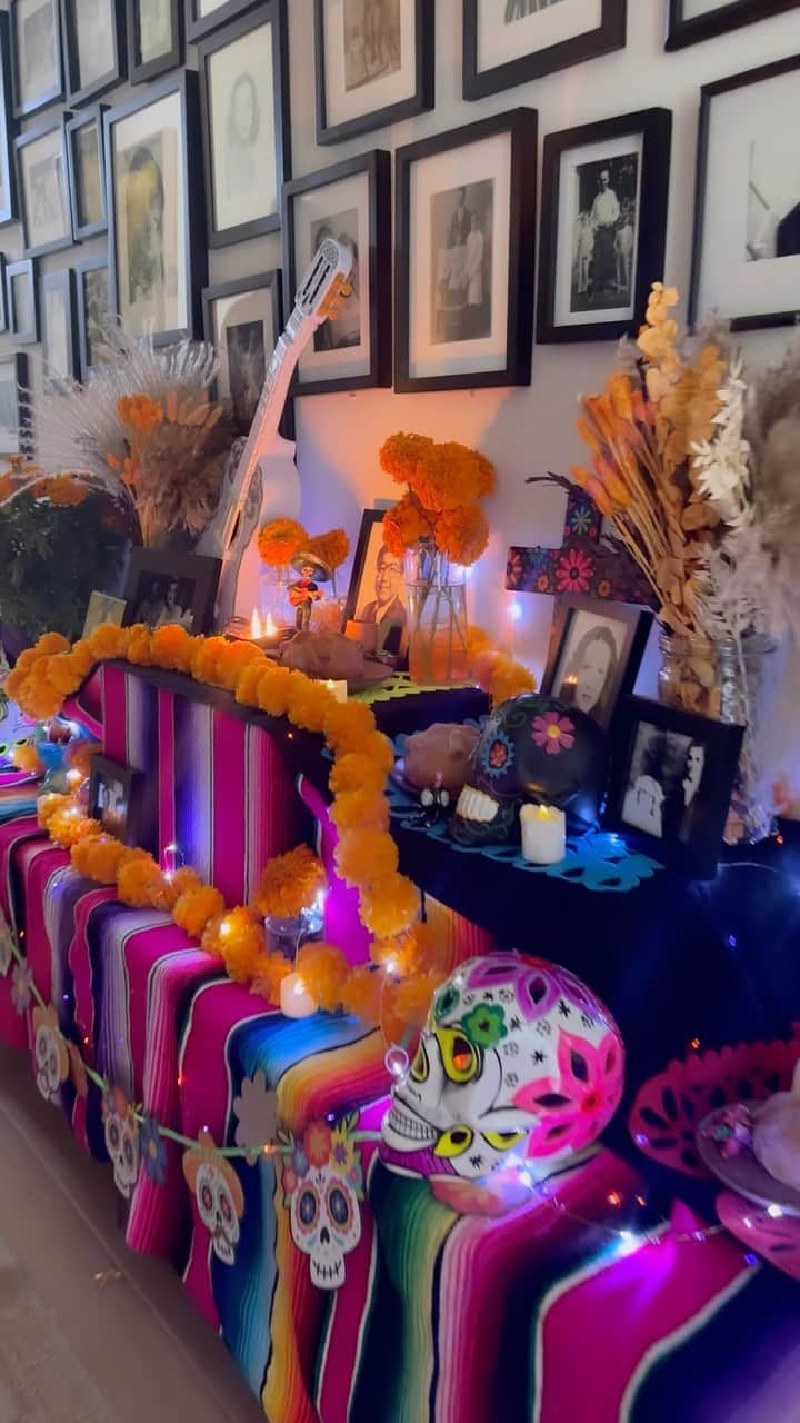 ジェシカ・アルバのインスタグラム：「Honoring those who are no longer with us - te amo siempre ❤️✨ #Ofrenda #DiaDeLosMuertos」