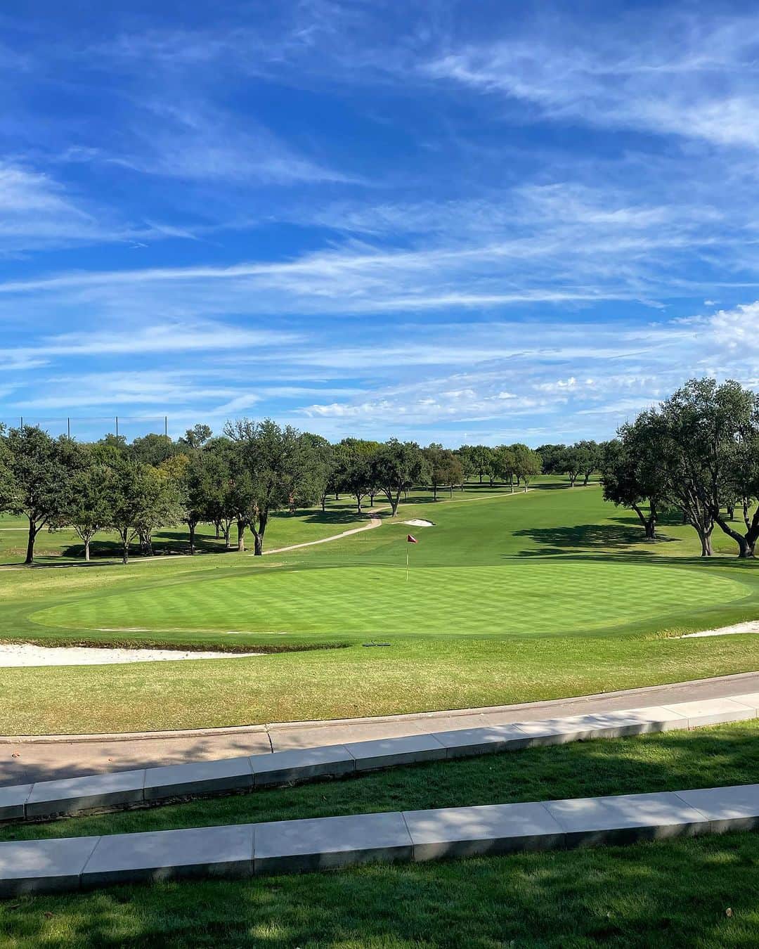 アレハンドラ・ジャネサのインスタグラム：「De esos días que brillan más ✨💚⛳️」