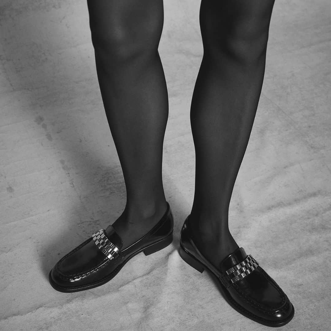 ウィンターケイトさんのインスタグラム写真 - (ウィンターケイトInstagram)「The Mick Loafer: our favorite shoes of the season. 🖤✨ Shop them today on @revolve. #hohxrevolve」11月1日 6時40分 - houseofharlow1960