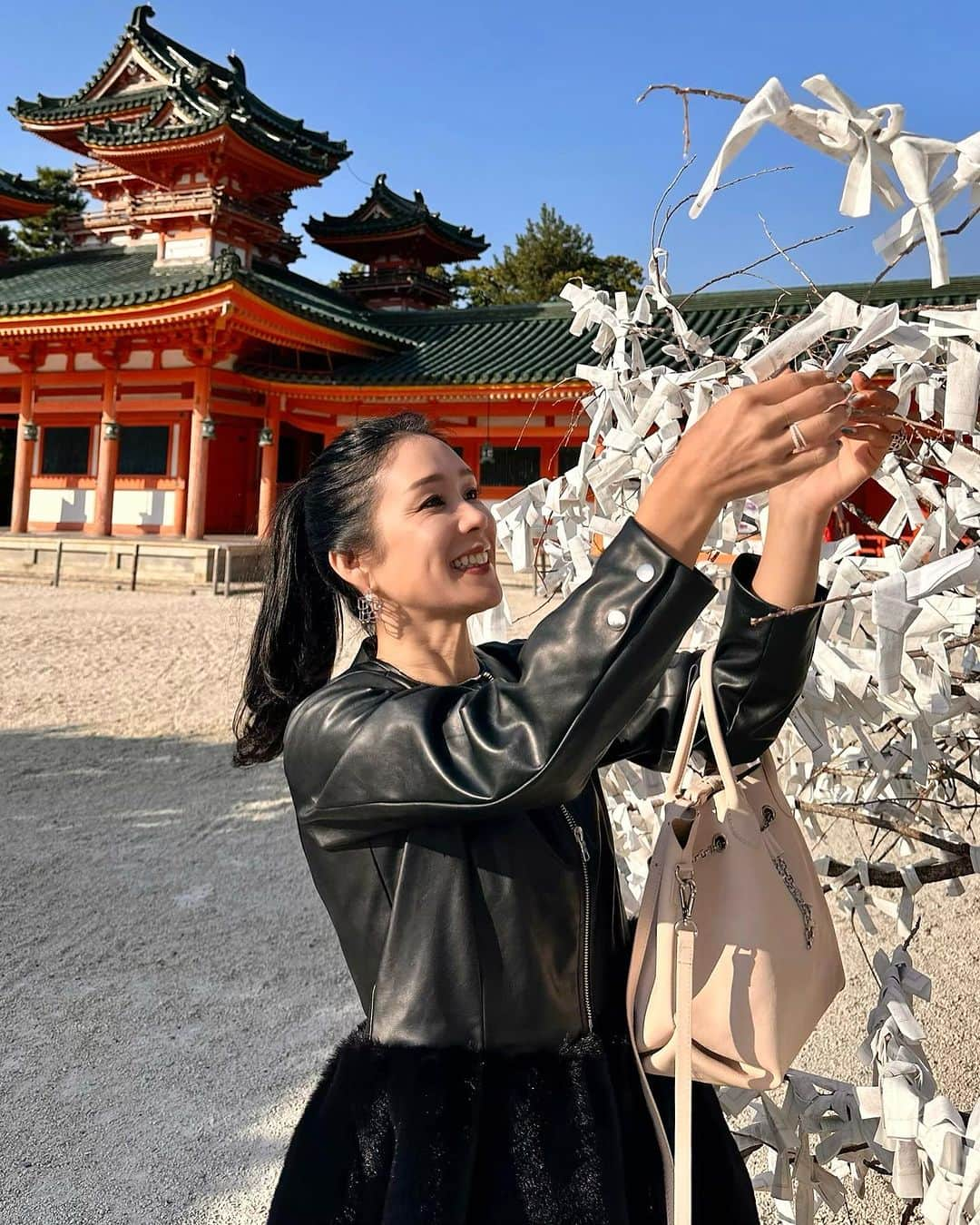 紙本真琴のインスタグラム：「平安神宮のおみくじで久しぶりに大吉！  早起きして良かった〜⤴︎  神宮近くの朝早くからオープンしていたカフェの 京野菜スムージーが絶品すぎたしね💚  右手の薬指につけてるシルバーのリングは銀ではなくて錫(すず) @noguchi.yohei   はじめはホワイトに近い色味だけど身に付けてると経年で ナチュラルな輝きを増していくという錫  夫婦もそんな関係でありたい⤴︎✨  あ、結婚25周年で買えてない新・結婚指輪💍！ それはさ  えーー、っと  プラチナで😂  理想と現実よ。。。  #yoheinoguchi #リング #結婚指輪 #は #プラチナ #錫 #スタイルアップコーディネーター #macotokamimoto #京都 #平安神宮 #おみくじ #大吉 #そうだ京都へ行こう #京都旅行 #夫婦旅行 #pr」