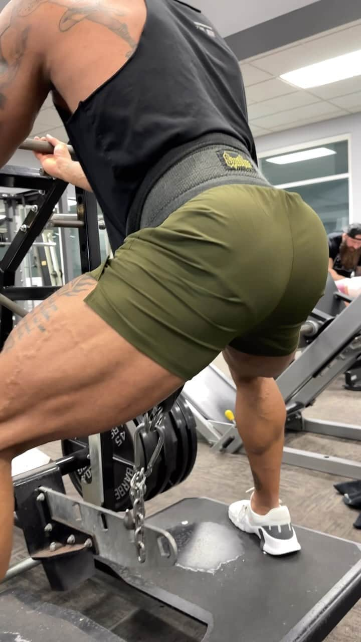 ショウン・トンプソンのインスタグラム：「🍑 If you look closely you’ll see that the glute activation is in full effect! @scottphotobombs was very happy to film 🎥 this BTW! 😈🤣 Let’s @digdeeper together! #bodybuilding」