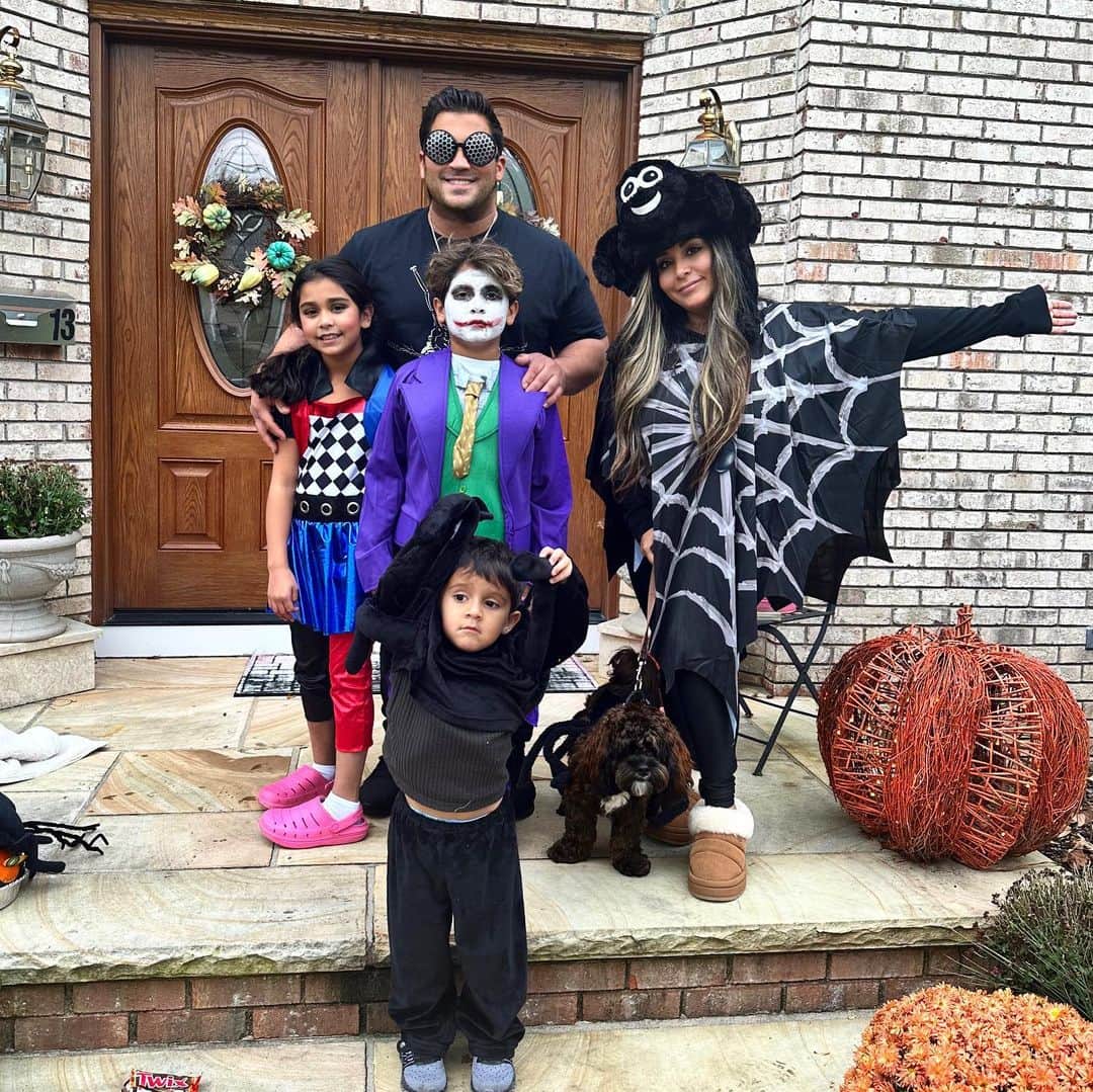 ニコール・ ポリッツィのインスタグラム：「HAPPY HALLOWEEN from my squad 🎃  (Crusaders, he’s a fly. 🪰)」