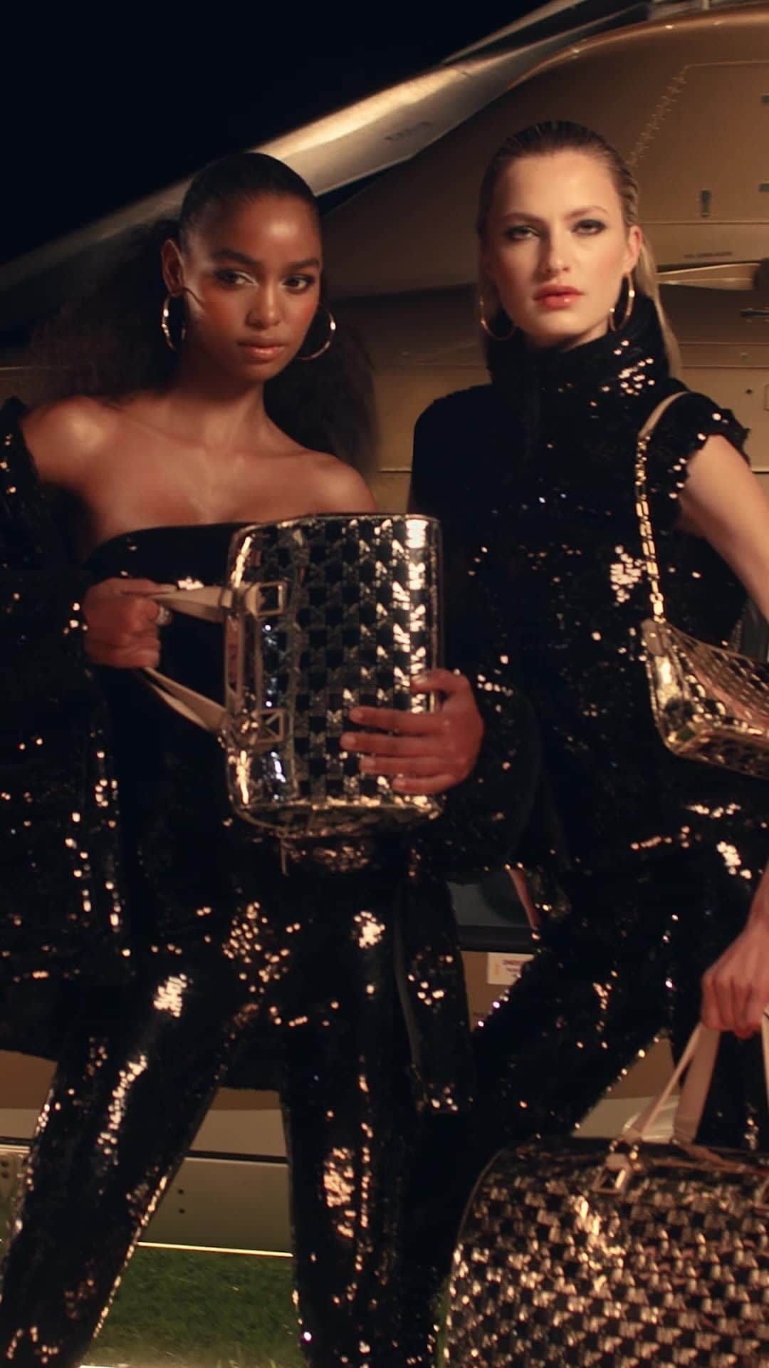 マイケルコースのインスタグラム：「Night shift. Go behind the scenes of our Holiday 2023 campaign, shot across Paris. #MichaelKors  Directed by @Jack_Shanahan_DP」