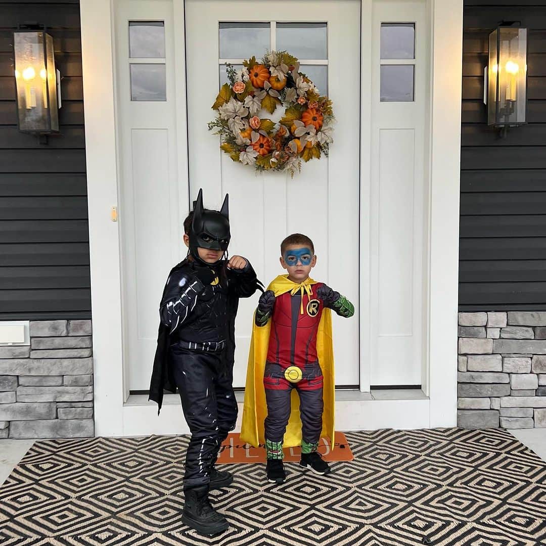 カイリン・ローリーのインスタグラム：「If this isn’t the cutest thing you’ve ever seen 🥹 #batman #robin #happyhalloween #kailandthechaos」