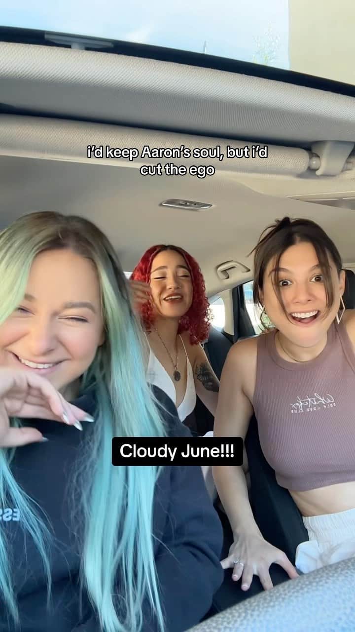 キーラ・コサリンのインスタグラム：「build a boy ft. @cloudyjune coming NOVEMBER 17TH!!! hehehehe 😈 #reaction #omg #namedrop #toxicex」