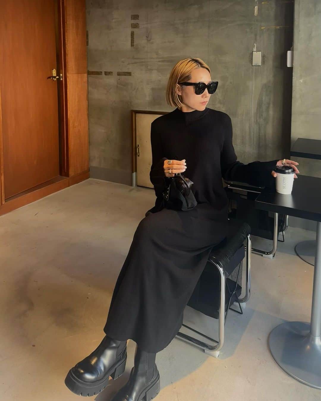 のインスタグラム：「コラボのベルスリーブ ワンピース 🖤  この日はブラック ☕️ もっちもち 生地と 高見える デザインが オススメすぎる  @amely__official × #みどえり @midopei  @911erika   本日10時から 24時間クーポンで 限定価格になるので、クーポン取得は ストーリー URLをチェックして見てください。  #amely#エミリー#ニットワンピース」