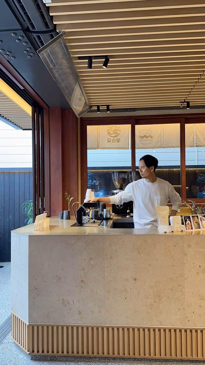 山口淳一のインスタグラム：「November started. ご覧の様に毎日優雅にコーヒーを作っていますので、今月も皆様のご来店お待ちしております。」