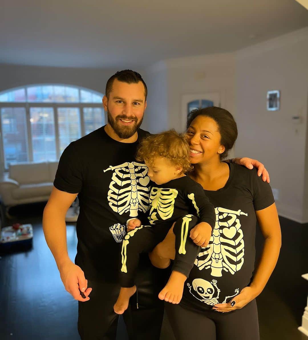 ジェニファー・アビルのインスタグラム：「👻 Joyeuse Halloween 👻  🎃 Happy Halloween 🎃  . . #halloween #fall #candy #bonbons #skeleton #skeletonsquad」