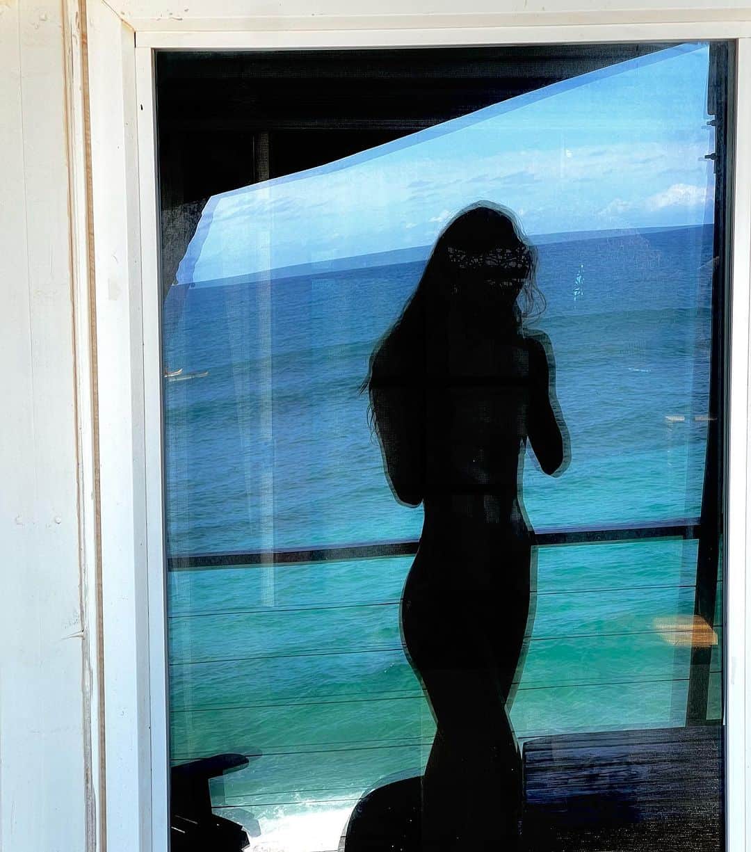 マリア・マーフィーのインスタグラム：「Goodbye summer ⛵️ Hello waves 🌊」