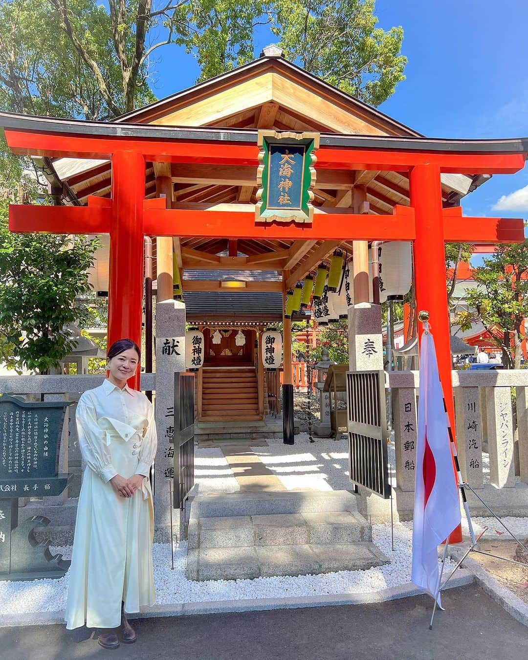 大山百合香のインスタグラム：「2023.10.23   生田神社⛩大海神社前で 三恵海運様、レスリング協会 オーストラリアレスリング選手の皆様へ 「海ゆかば」 「Advance Australia Fair」オーストラリア国歌🇦🇺 を歌わせていただきました。  貴重な経験をさせていただき ありがとうございました‼︎  初めて人前で歌うオーストラリア国歌🇦🇺はとても緊張しましたが、歌う前に選手の皆様へI'm not good at Englishと伝えたら皆さん笑ってくれて😂一緒に歌ってくれました！ とてもリラックスして歌えました🎤  本番迎える前、発音を分かりやすく教えてくれた 友人のMikeにも感謝！  海外で歌える日がいつきてもいいように🙄 そろそろ本腰入れて英会話を学ぼうかな！  #ohyamayurika #ohyamayurikaofficial  #大山百合香」