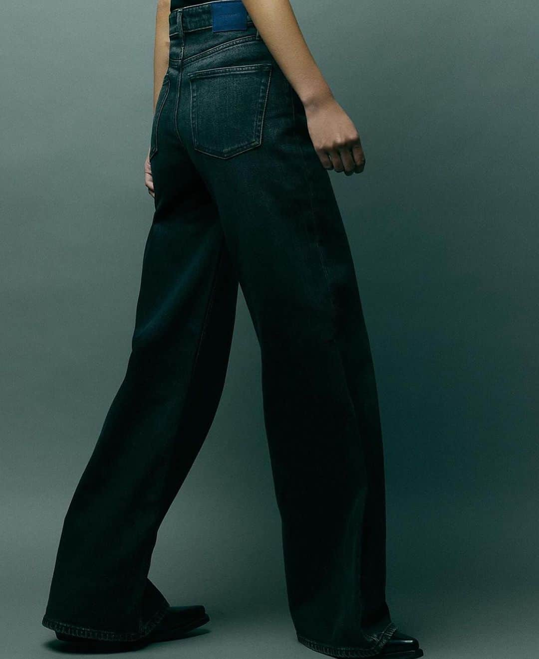 デンハムさんのインスタグラム写真 - (デンハムInstagram)「Our NEW Womens denim line is now in stores and online. Don’t miss it 💙🖤 #denham #denhamwomen #jasondenham #denhamthejeanmaker #thetruthisinthedetails」11月1日 7時13分 - denhamthejeanmaker