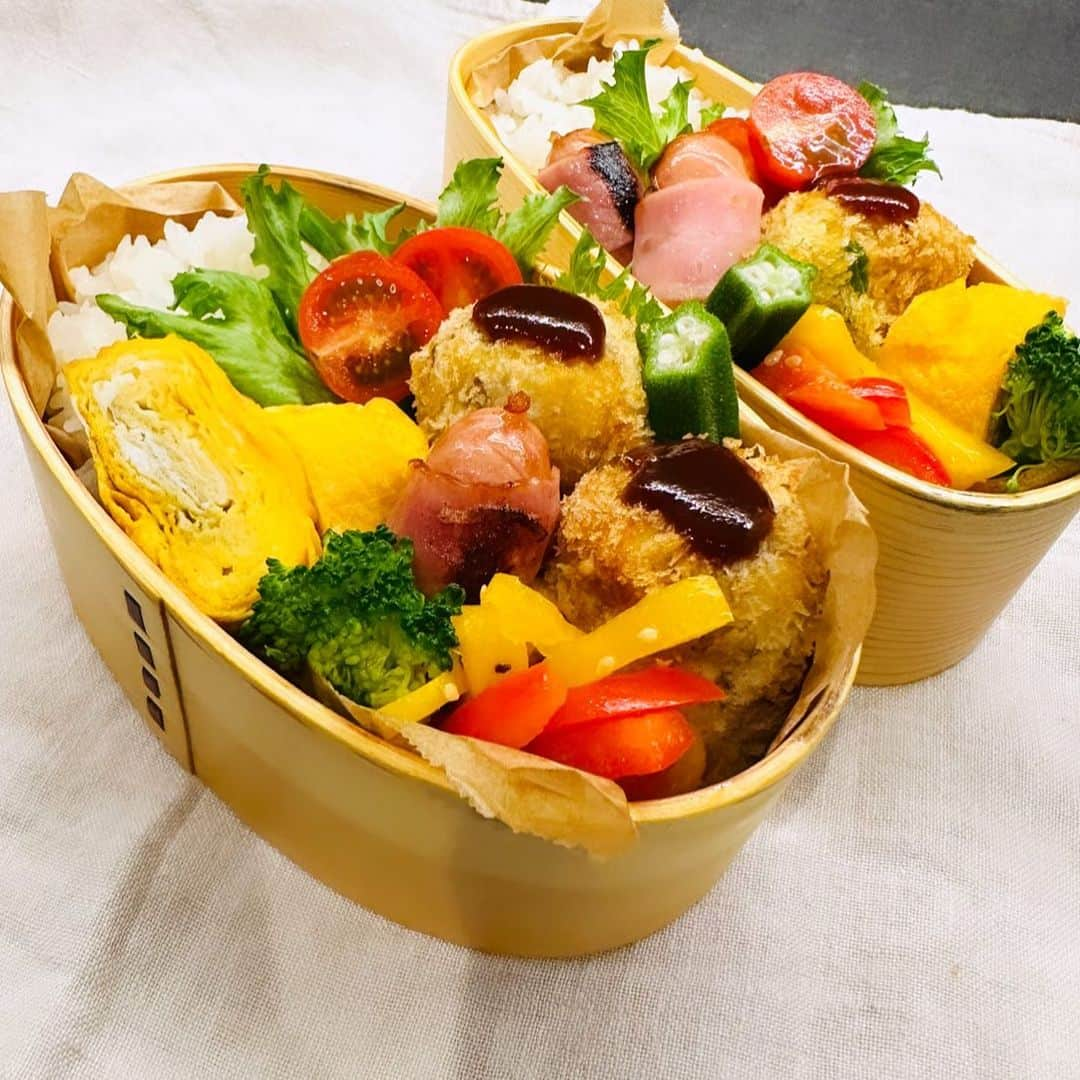 外村久美子のインスタグラム：「・ おはようございます！ 今日はコロッケ弁当🥔我が家のコロッケは俵形です。 今週はまた夏日らしいですが、今朝はまだちょっとどんよりしてますね☁️ 週末は☔️。。旅行なのに、悲しみ💔  今日も元気にいってらっしゃい〜  #obento #コロッケ」