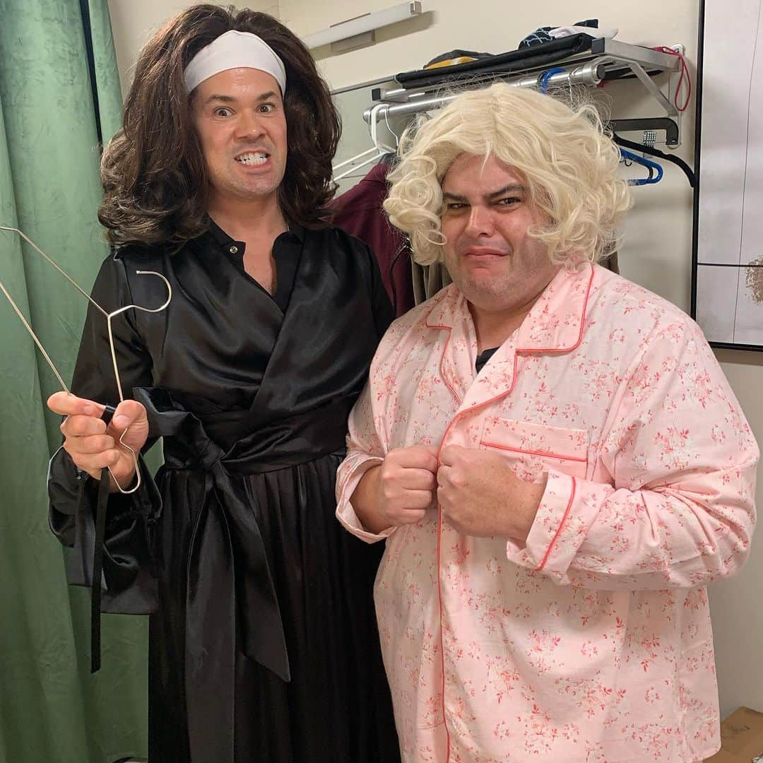 ジョシュ・ギャッドのインスタグラム：「No more wire hangers!!! Happy Halloween from @andrewrannells and I at @gutenbergbway」