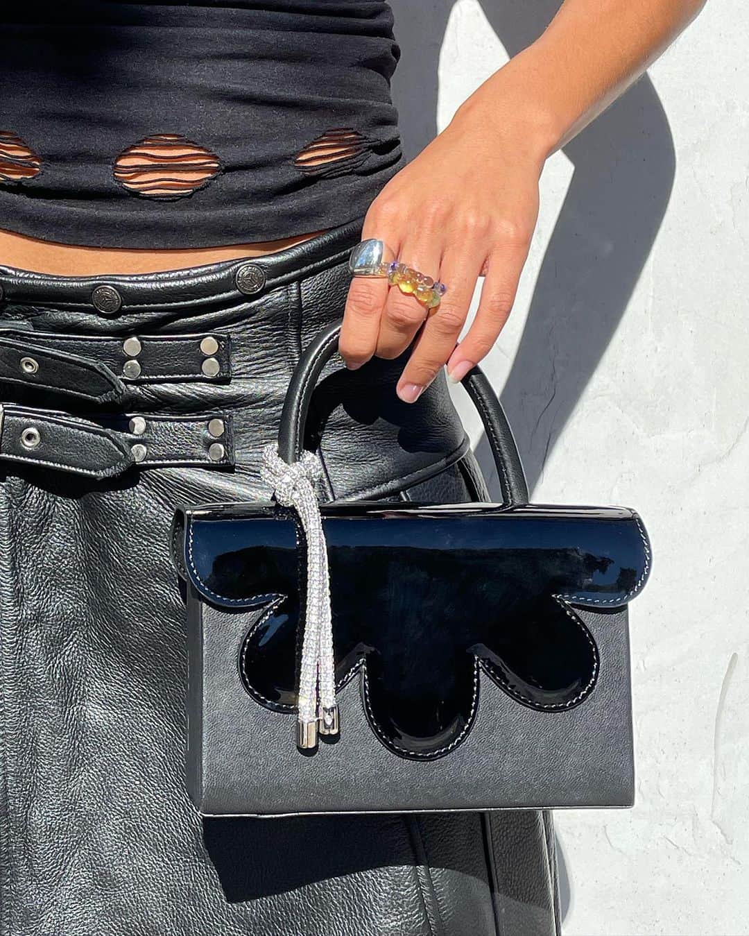 KARAさんのインスタグラム写真 - (KARAInstagram)「The Black Petal Midi Tote - a structured top handle bag with petal shaped patent leather flap and lambskin handle and body. 🥀」11月1日 7時15分 - kara