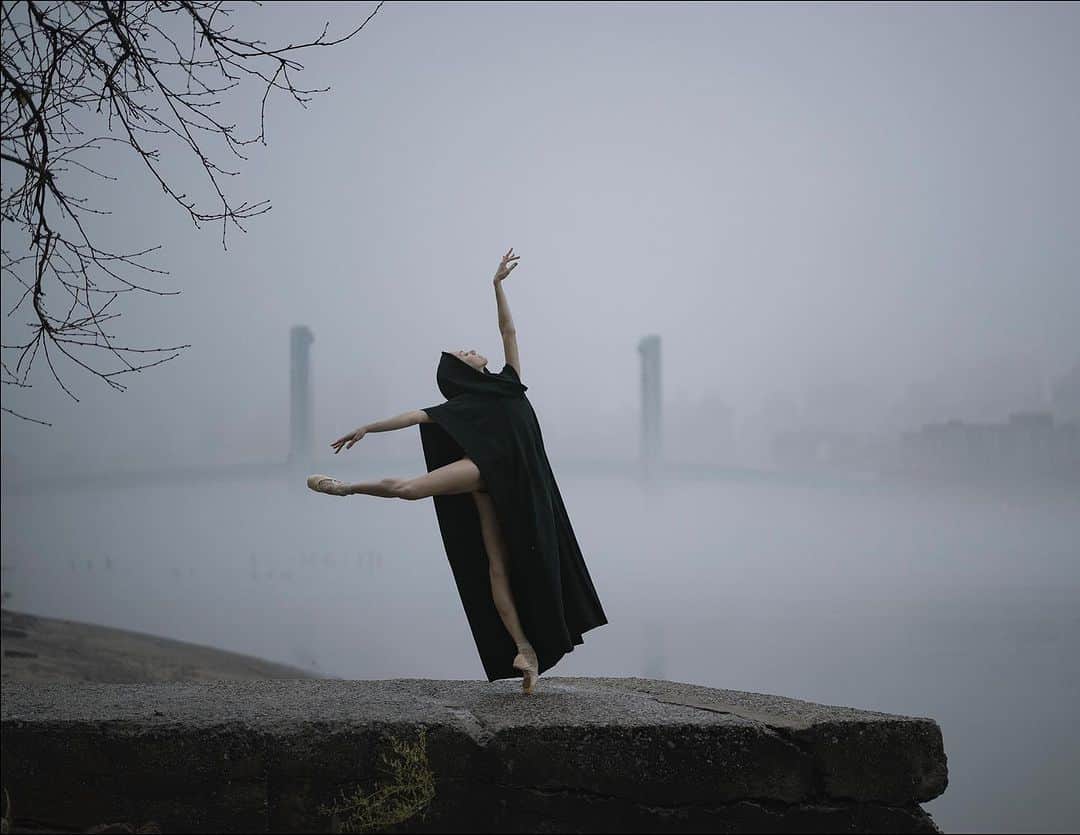 ballerina projectのインスタグラム：「Happy Halloween 🎃 👻🧹  𝐊𝐚𝐭𝐢𝐞 𝐁𝐨𝐫𝐞𝐧 on Randall’s Island in New York City.   @katieboren1 #katieboren #ballerinaproject #randallsisland #newyorkcity #ballerina #ballet   Ballerina Project 𝗹𝗮𝗿𝗴𝗲 𝗳𝗼𝗿𝗺𝗮𝘁 𝗹𝗶𝗺𝗶𝘁𝗲𝗱 𝗲𝗱𝘁𝗶𝗼𝗻 𝗽𝗿𝗶𝗻𝘁𝘀 and 𝗜𝗻𝘀𝘁𝗮𝘅 𝗰𝗼𝗹𝗹𝗲𝗰𝘁𝗶𝗼𝗻𝘀 on sale in our Etsy store. Link is located in our bio.  𝙎𝙪𝙗𝙨𝙘𝙧𝙞𝙗𝙚 to the 𝐁𝐚𝐥𝐥𝐞𝐫𝐢𝐧𝐚 𝐏𝐫𝐨𝐣𝐞𝐜𝐭 on Instagram to have access to exclusive and never seen before content. 🩰」