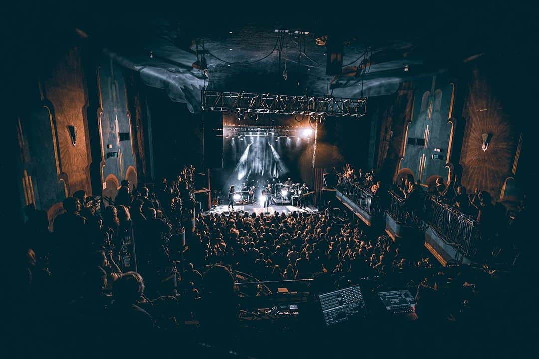 フィリップ・フィリップスのインスタグラム：「Happy Halloween everyone 🎃 We’ll see you tonight at the @depotslc in Salt Lake City, COSTUMES ENCOURAGED!   Can you guess what the band and I are gonna be? 👻  📸 @jessnelsonmedia」