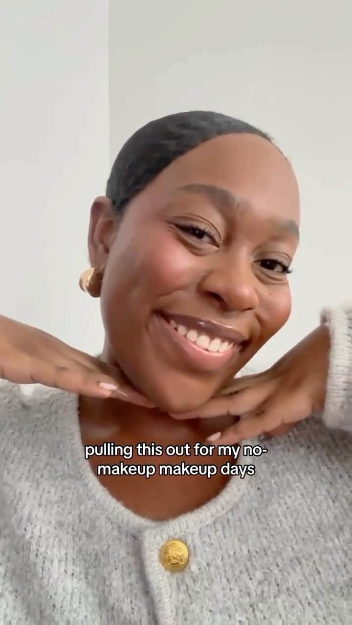 WHO WHAT WEARのインスタグラム：「It’s rare that all nine of our WWW beauty editors feel the same about a particular makeup product, but we can all agree that foundation is just *not* our thing for everyday wear. But that doesn’t stop us from trying the latest foundations on the market. Enter @glossier’s Stretch Fluid Foundation. Let me tell you—this formula has our editors completely split. For a full, unfiltered breakdown in our latest installment of #InternetFamous, head to the link in bio.」