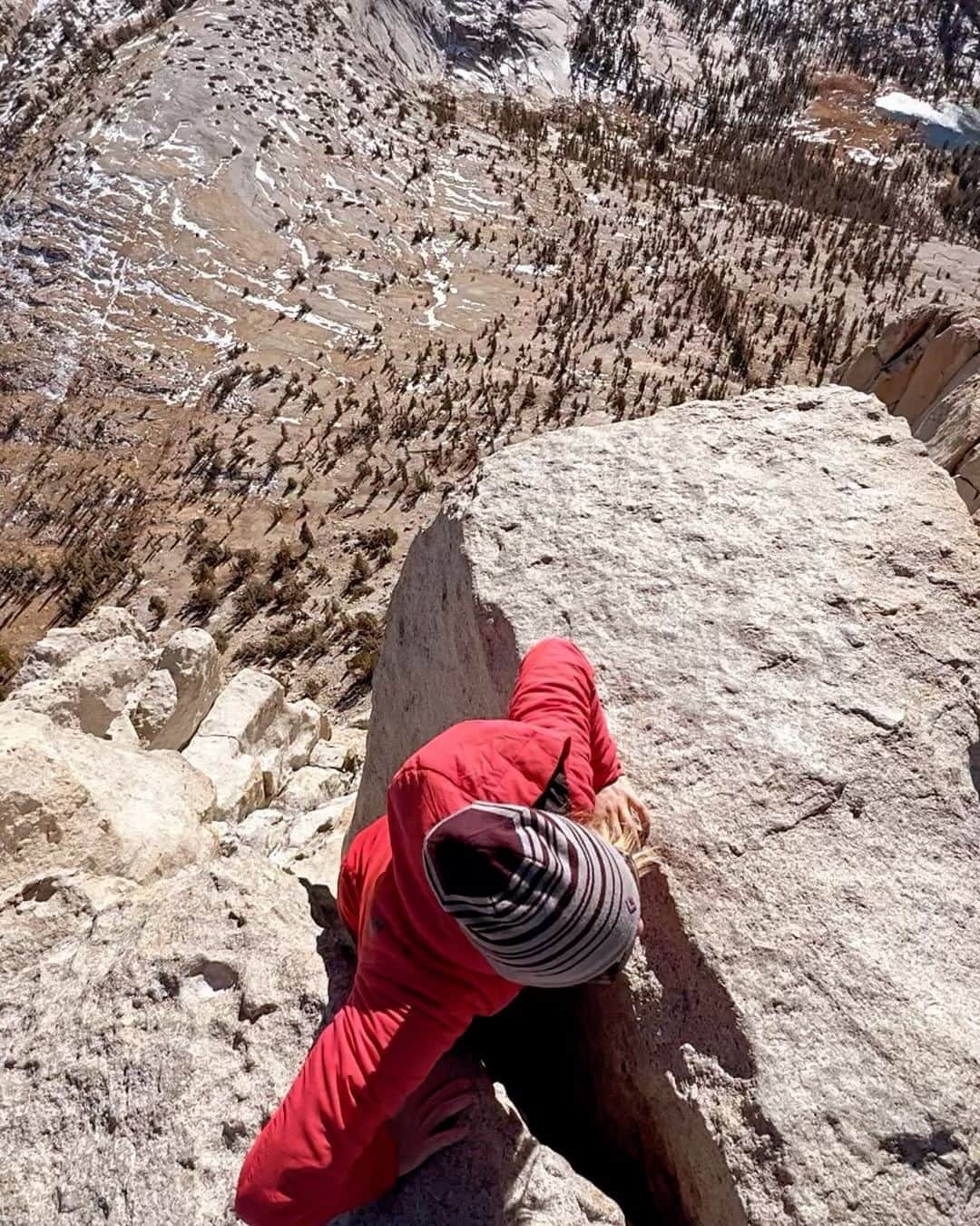 ヘイゼル・フィンドレーのインスタグラム：「A chilly/windy lap of Cathedral Peak on our way over to Yosemite Valley. Views don’t get much better. Now we’re in the Valley and El Cap is still just as jaw dropping as it was to me when I first saw it in 2008 (check the final vid). @angus.kille @blackdiamond @lasportivana」